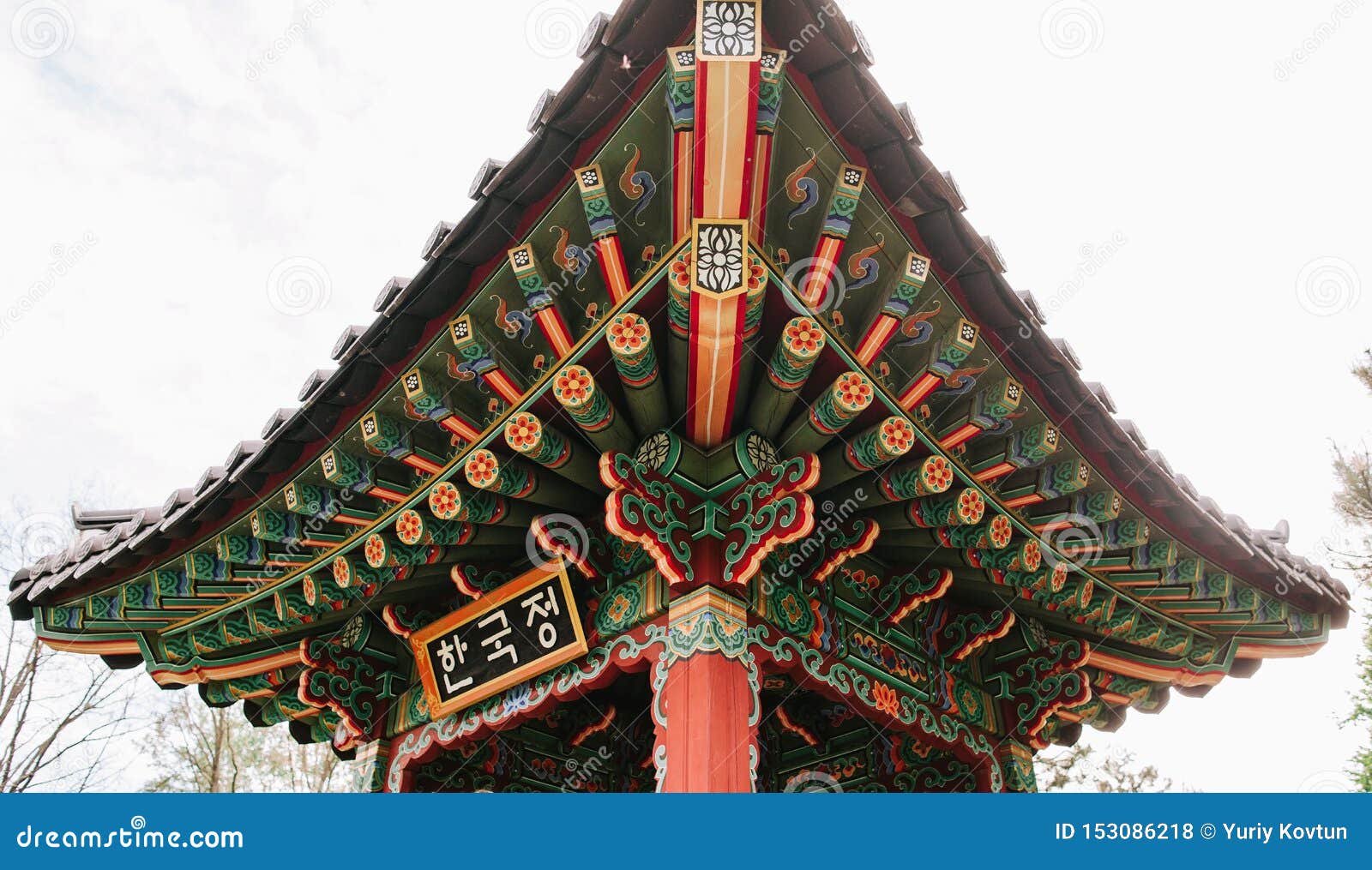 修造的屋顶明亮的颜色中国葡萄酒建筑学库存照片 图片包括有