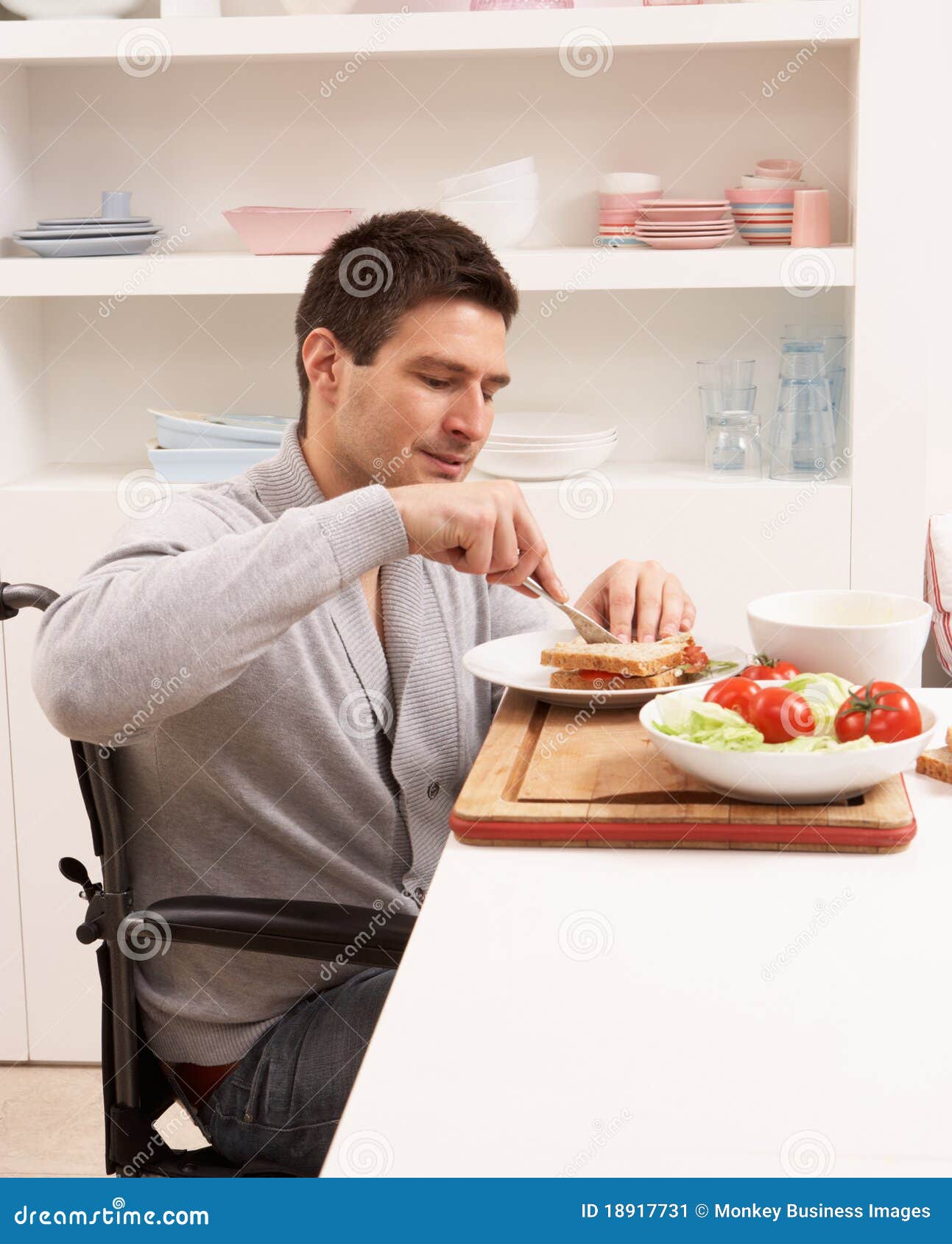Сидим с мужем на кухне. Человек завтракает. Мужчина завтракает на кухне. Мужчина за столом на кухне. Мужчина за кухонным столом.