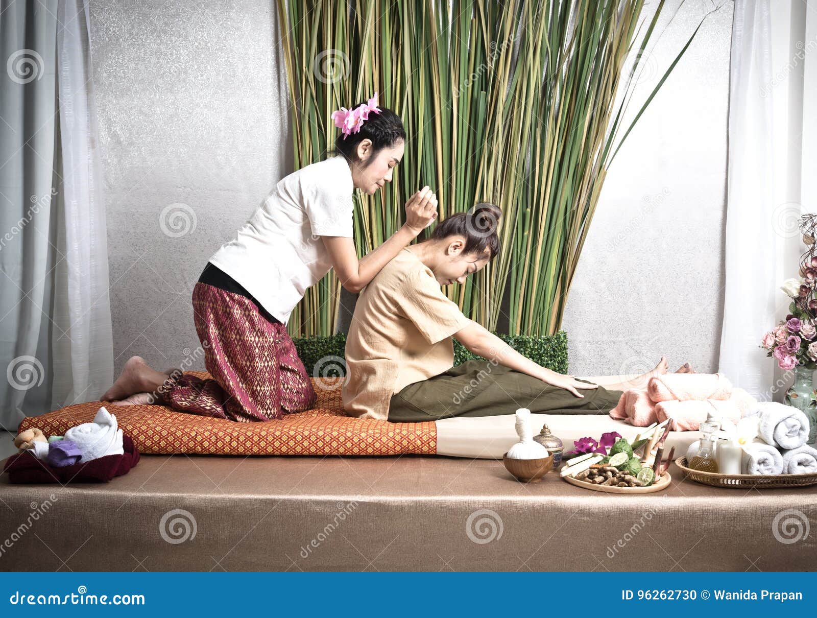 做妇女的泰国女按摩师按摩温泉沙龙的得到在温泉的亚裔美丽的妇女泰国草本按摩压缩按摩她库存照片 图片包括有