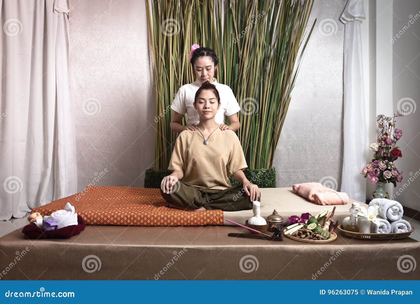 做妇女的泰国女按摩师按摩温泉沙龙的得到在温泉的亚裔美丽的妇女泰国草本按摩压缩按摩她库存图片 图片包括有