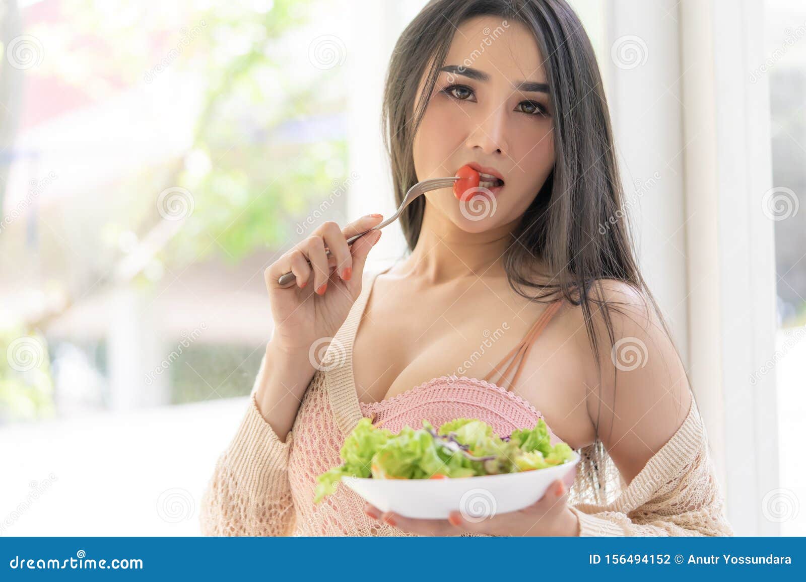 健康性感女性正在吃绿色沙拉 追求健康的生活方式食品概念库存照片 图片包括有
