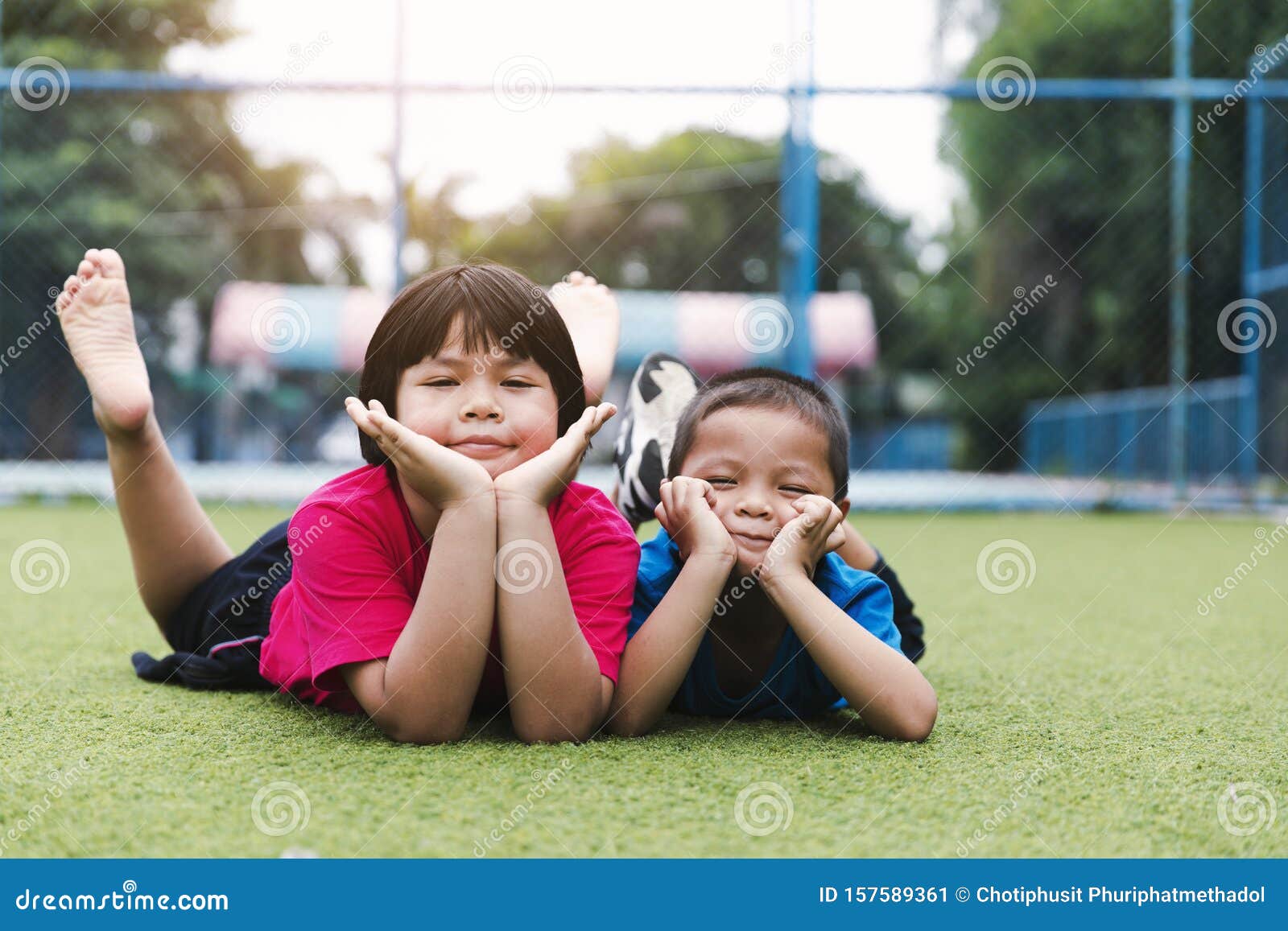 兄妹在公园玩乐的照片 两个快乐的孩子躺在青草上 小女孩和男孩库存图片 图片包括有兄妹在公园玩乐的照片 两个快乐的孩子躺在青草上 小女孩和男孩