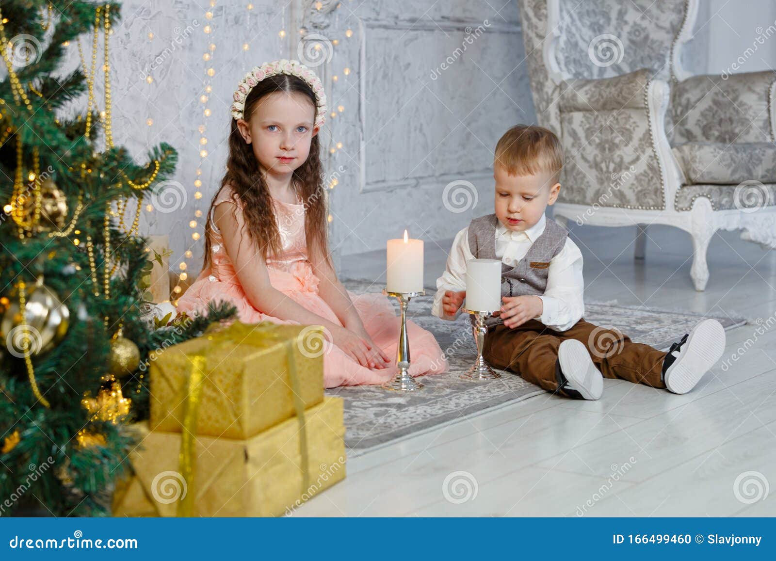 兄妹在圣诞树上玩蜡烛在家过年圣诞快乐生活方式 家庭库存照片 图片包括有在家过年 兄妹在圣诞树上玩蜡烛
