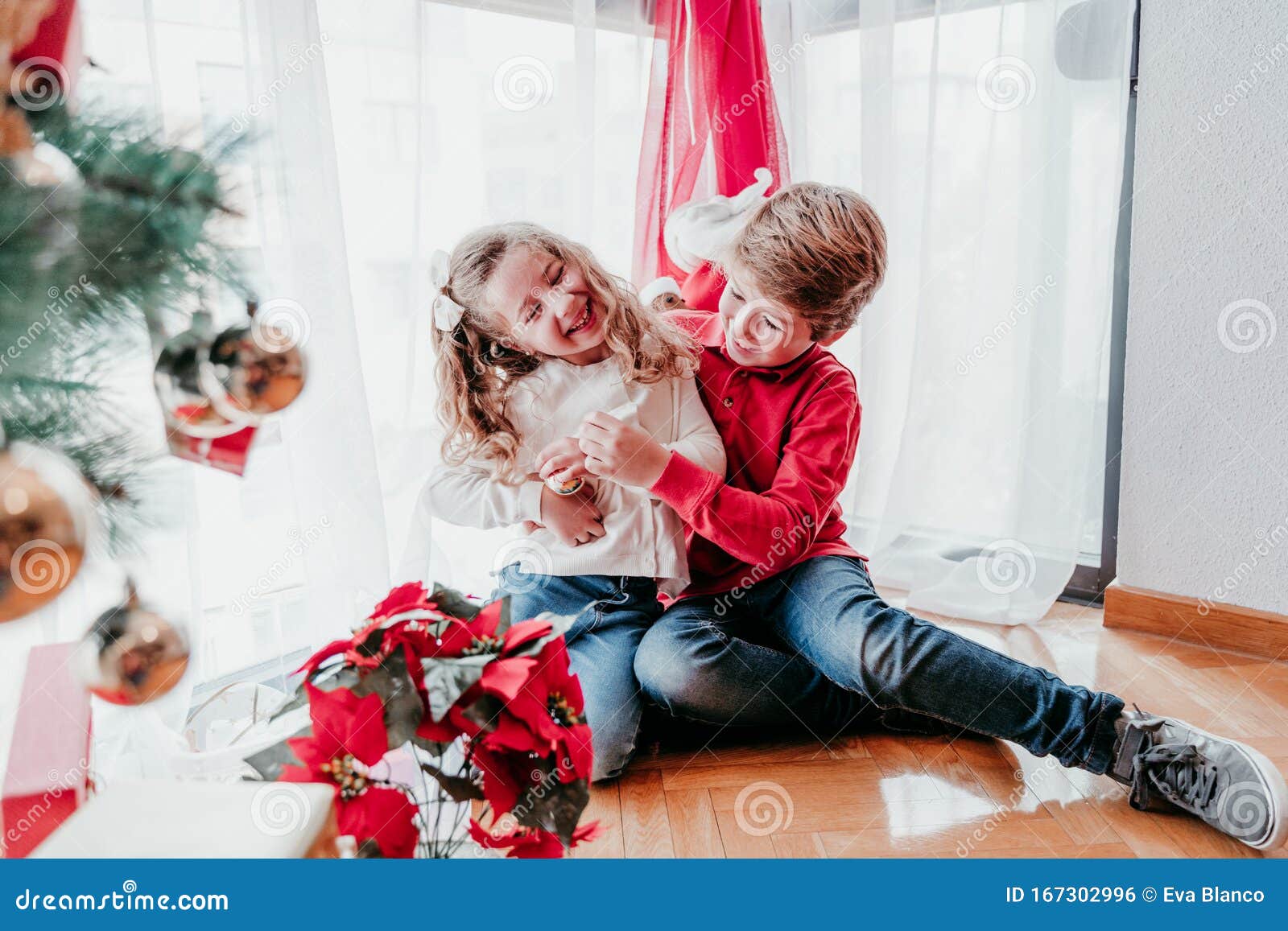 兄妹在圣诞树旁玩家玩家庭时间圣诞概念库存照片 图片包括有姐妹 房子 节假日 室内 孩子