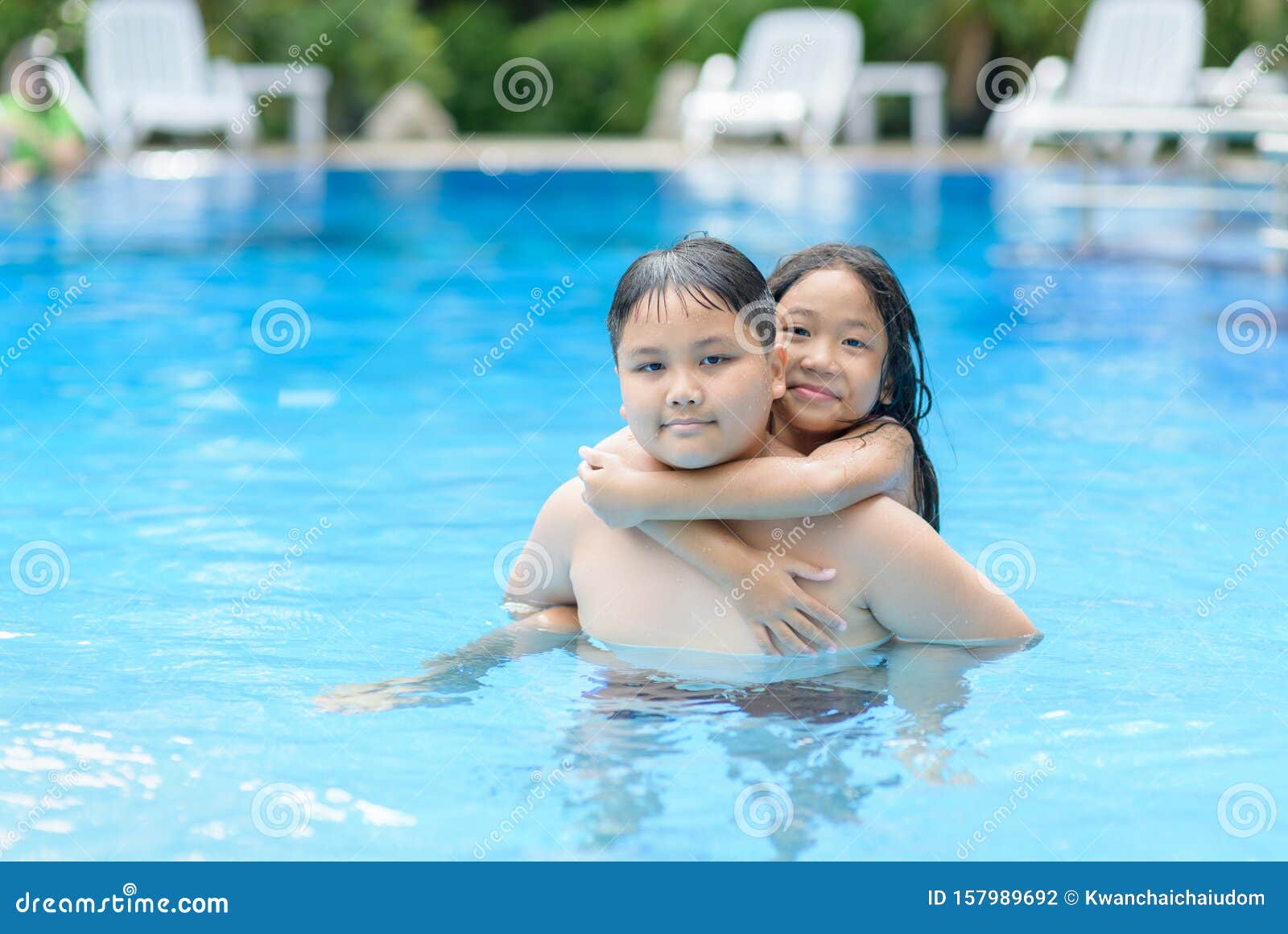 兄妹在游泳池里玩水库存照片 图片包括有