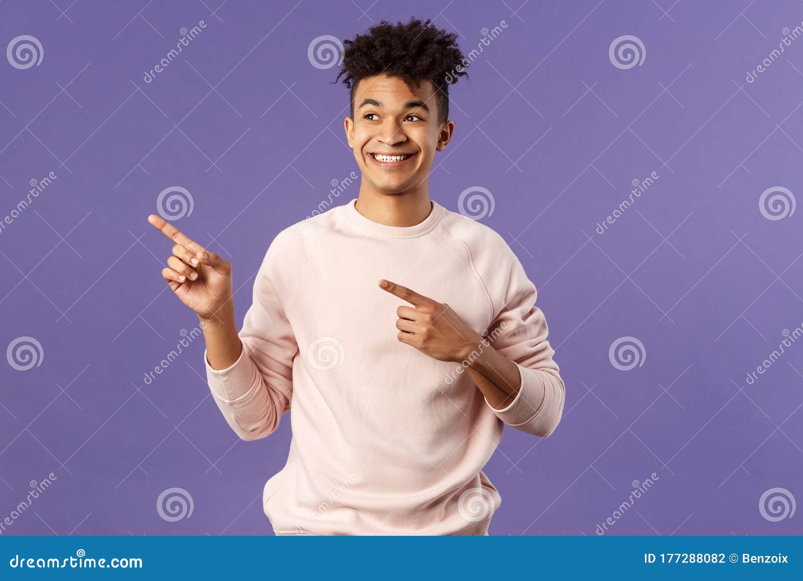 充满热情 长相好的西班牙裔男子的肖像 他们带着忧伤 目光和指向左上角 满意地库存照片 图片包括有兴奋 讲西班牙语的美国人 177