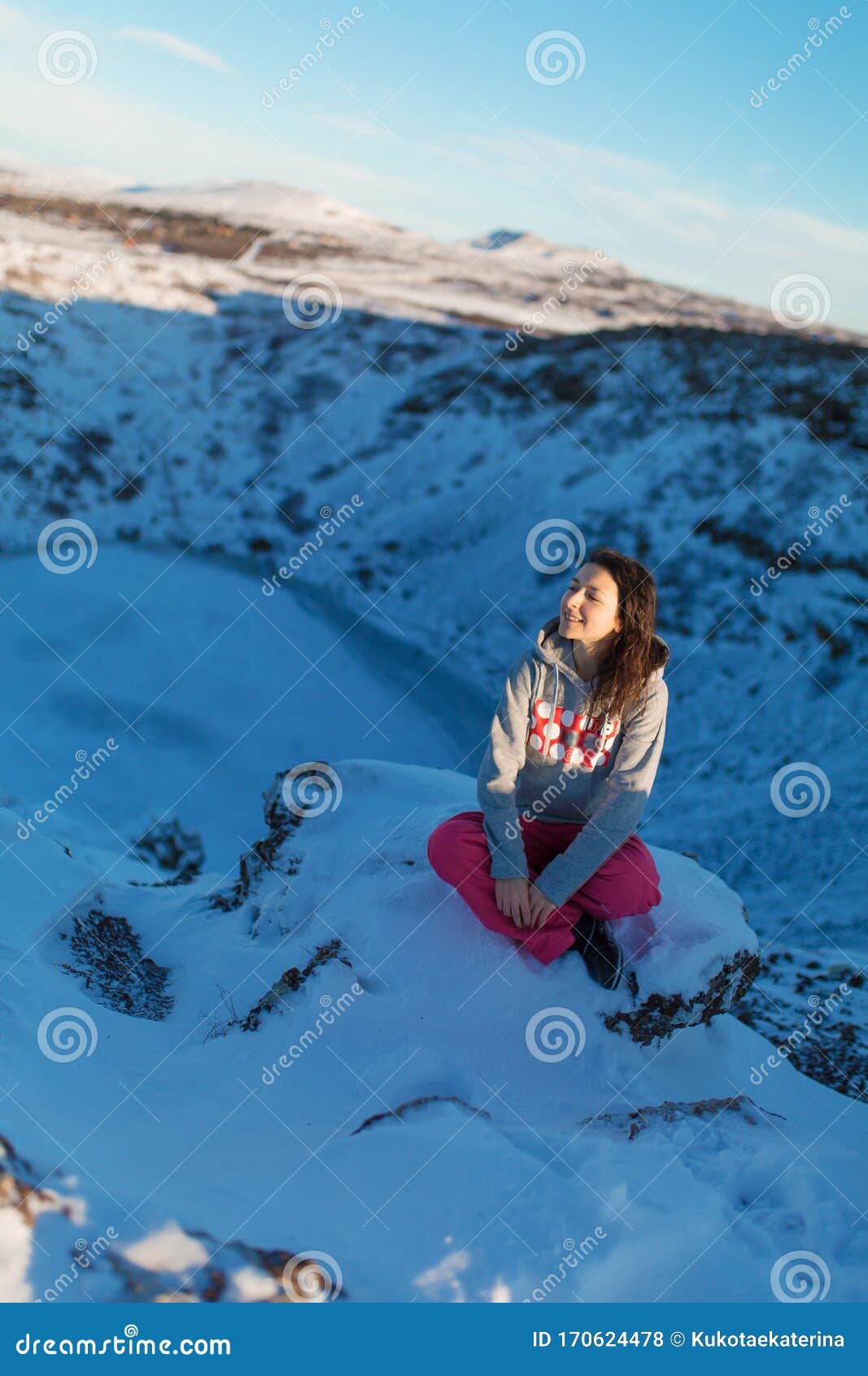 克里德湖背景美女冬冻于火山口不可思议的冰岛景观库存照片 图片包括有不可思议的冰岛景观 克里德湖背景美女冬冻于火山口