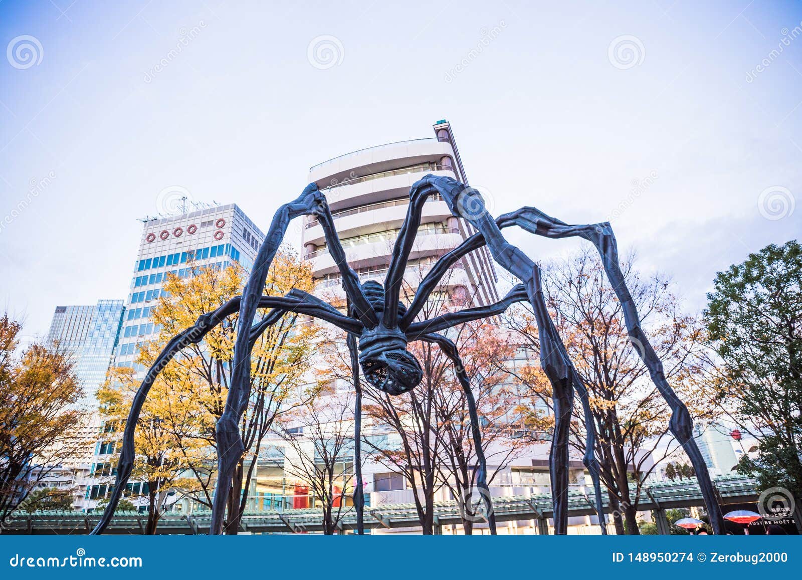 六本木新城编辑类库存图片 图片包括有雕塑 抽象 东京 背包 公园 天空 小山 艺术