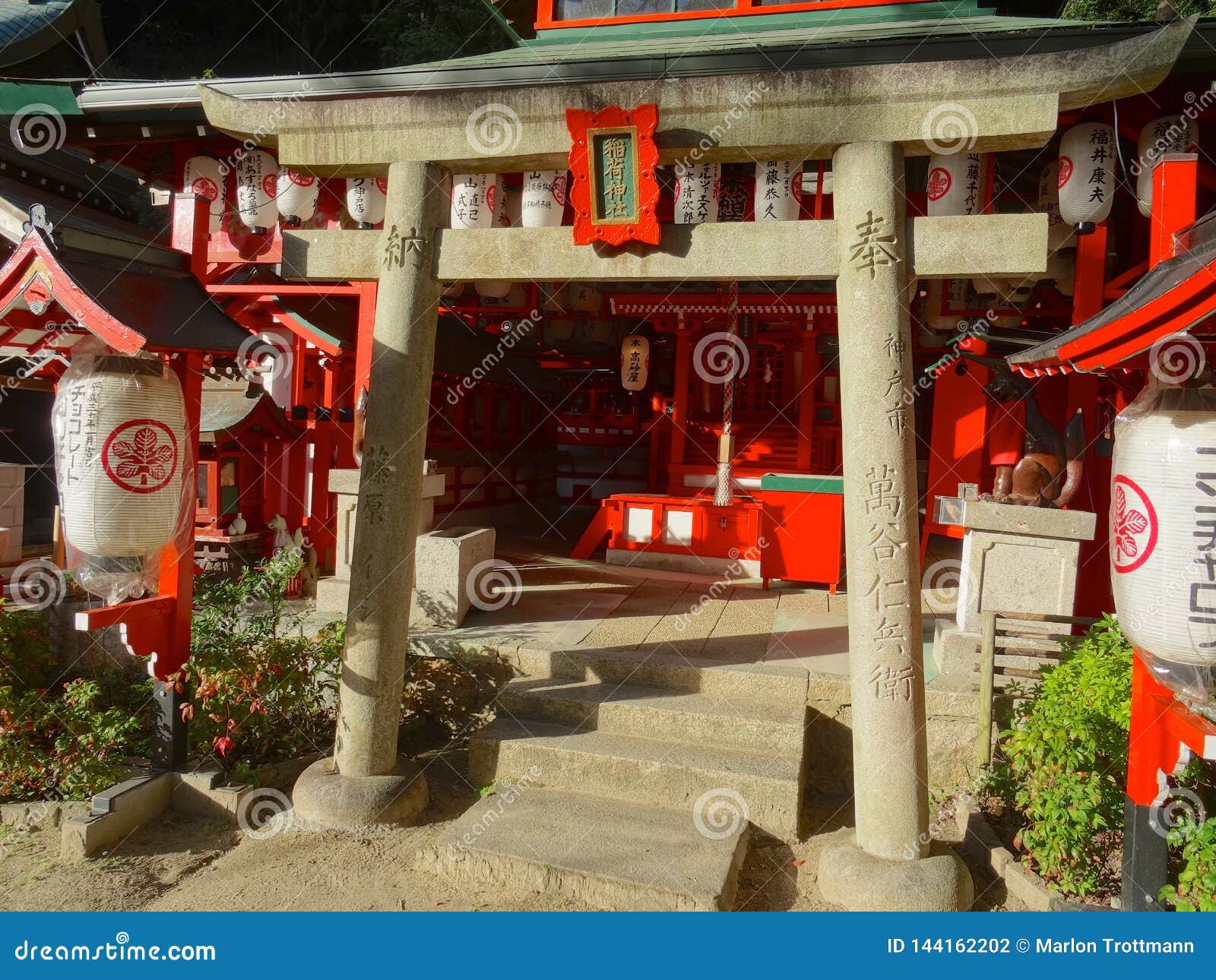 关闭一个石鸟居门在镇西大社诹访神社在神户 日本图库摄影片 图片包括有人员 重婚 生活方式 文化 关闭一个石鸟居门在镇西大社诹访神社在神户 日本图库摄影片 图片包括有人员 重婚 生活方式 文化