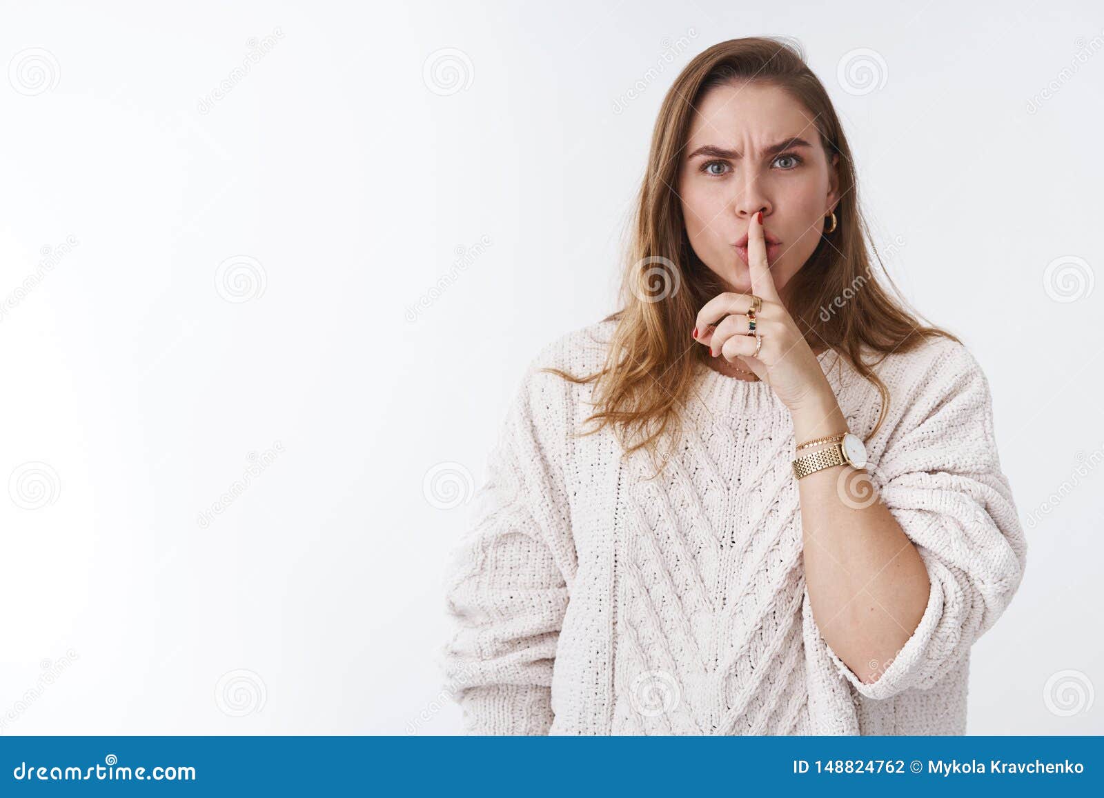 关闭嘘嘘您的被激怒的独裁的生气的恼怒的妇女不谈话放弃在嘴唇的尖叫大声的举行的食指库存照片 图片包括有 关闭嘘嘘您的被激怒的独裁的生气的恼怒的妇女不谈话放弃在嘴唇的尖叫大声的举行的食指库存照片 图片包括有