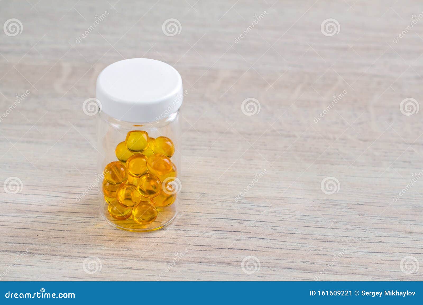 具有圆形半透明琥珀色药丸的透明瓶库存图片 图片包括有药房 处理 特写镜头 配药 背包 小瓶