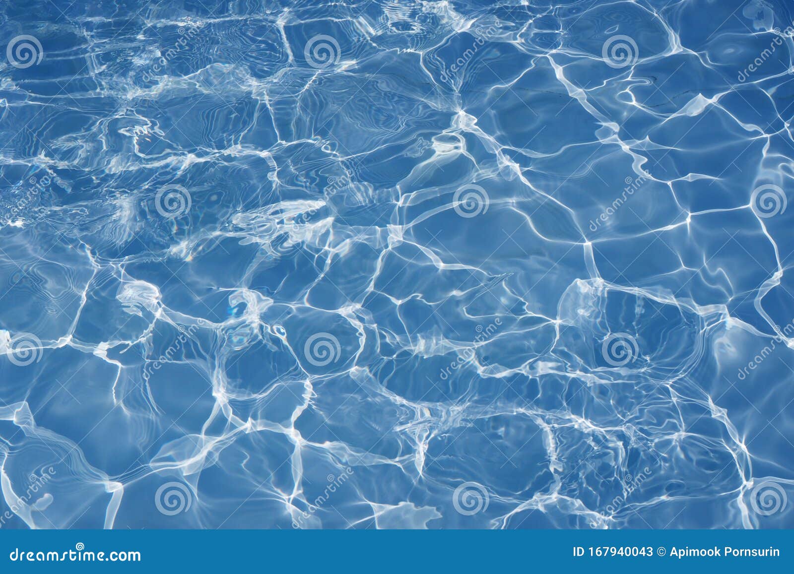 具有明亮太阳光反射的蓝色水面blue Water In Swimming Pool Background 库存图片 图片包括有蓝色 水平 具有明亮太阳光反射的蓝色水面blue Water In Swimming Pool Background 库存图片 图片包括有蓝色 水平