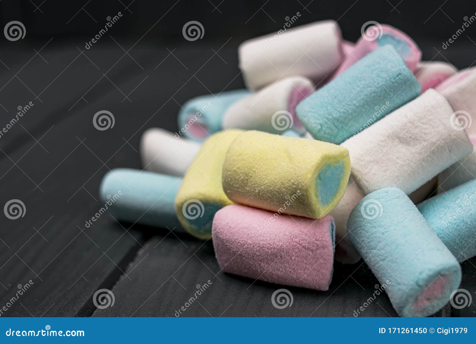 具有糖海绵质感的彩色糖果库存照片 图片包括有