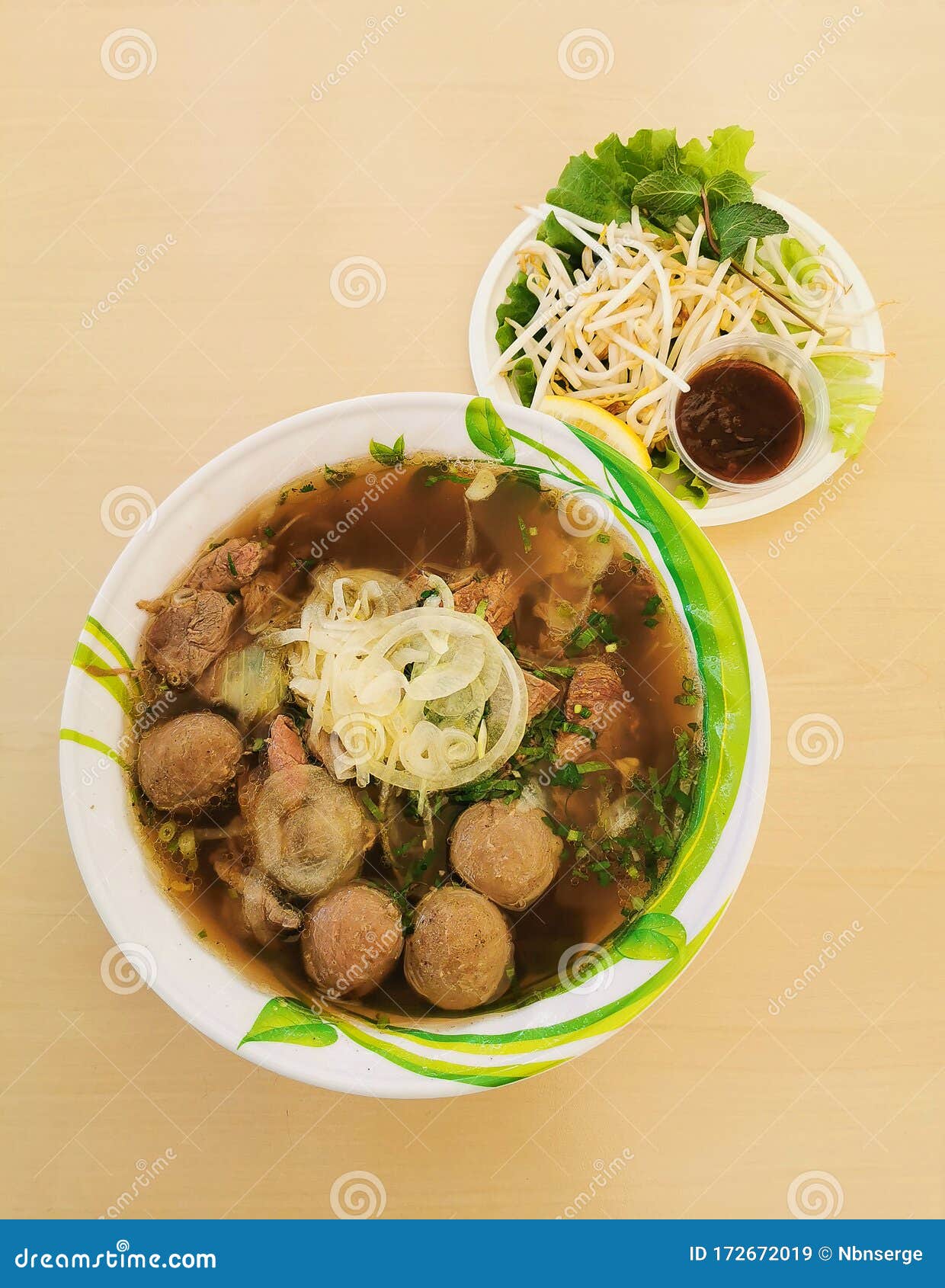 典型的装饰盘 每道越南牛肉粉汤 都有豆芽 辣椒 柠檬或酸橙楔和芳香库存图片 图片包括有骨头的 装饰 典型的装饰盘 每道越南牛肉粉汤 都有豆芽 辣椒 柠檬或酸橙楔和芳香库存图片 图片包括有骨头的 装饰