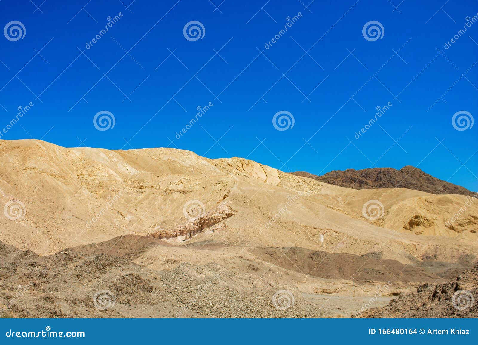 内盖夫以色列沙漠砂石山干旱荒野景观环境与地平线岩景背景库存照片 图片包括有天空 背包