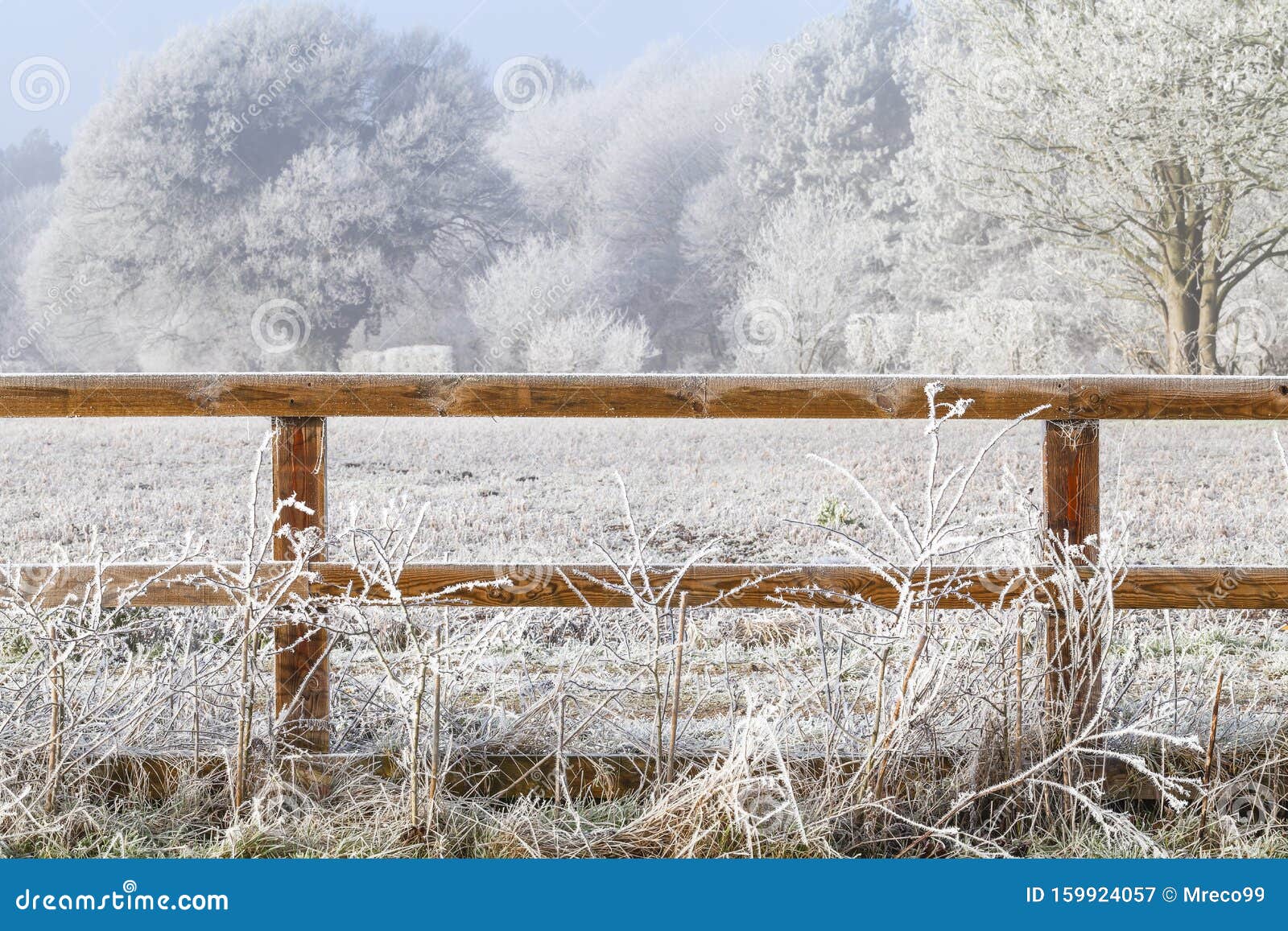 农村冬雪场景与栅栏库存图片 图片包括有农村 地图集 苛刻 插孔 平安 冷颤 冻结 密集