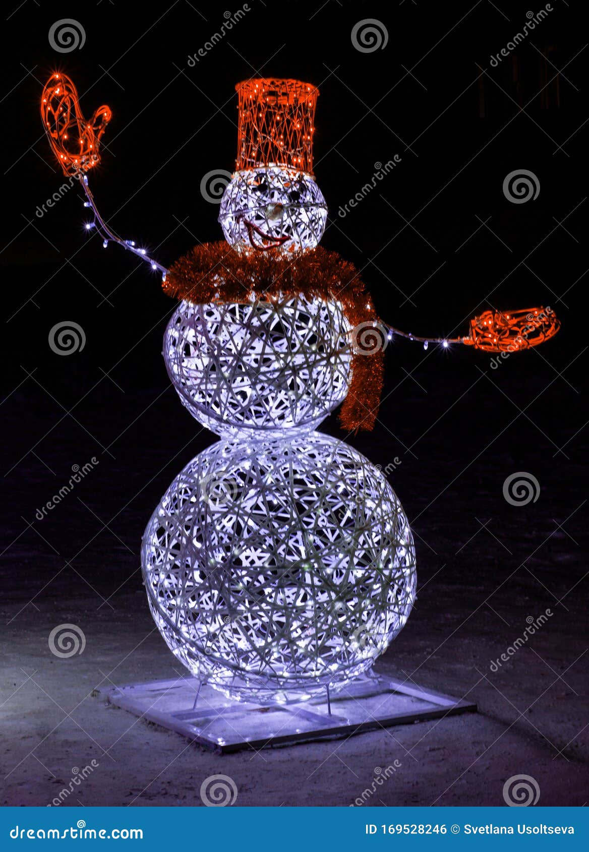 冬夜城里夜光花岗的雪人邀请 问候语和复制空间的美丽背景雪人节 库存照片 图片包括有鼻子 帽子 冬夜城里夜光花岗的雪人邀请 问候语和复制空间的美丽背景雪人节 库存照片 图片包括有鼻子 帽子