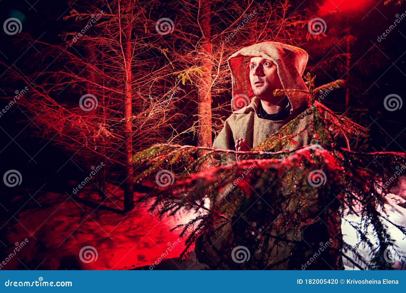 中世纪僧人帆布僧袍在黑森林中用雪和红光祈祷冬夜 幻想或童话故事库存照片 图片包括有寂寞 危险