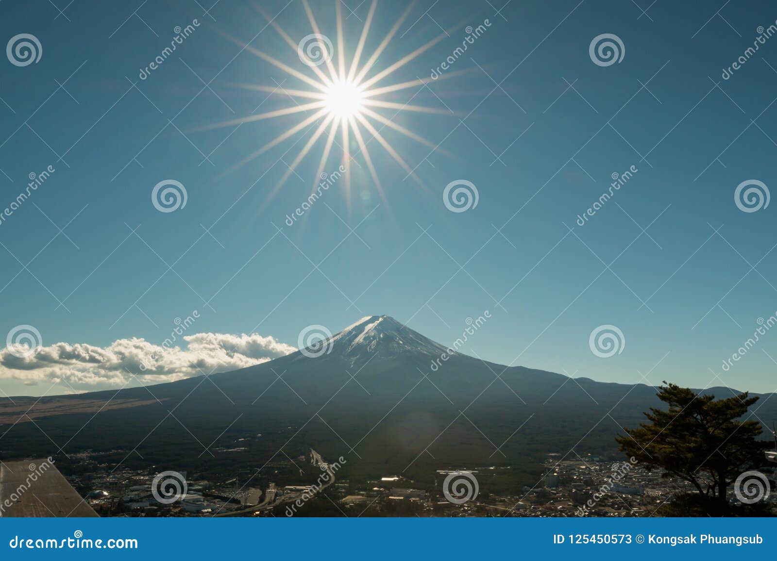 冬天季节的富士山与太阳形状喜欢星库存图片 图片包括有冬天季节的富士山与太阳形状喜欢星