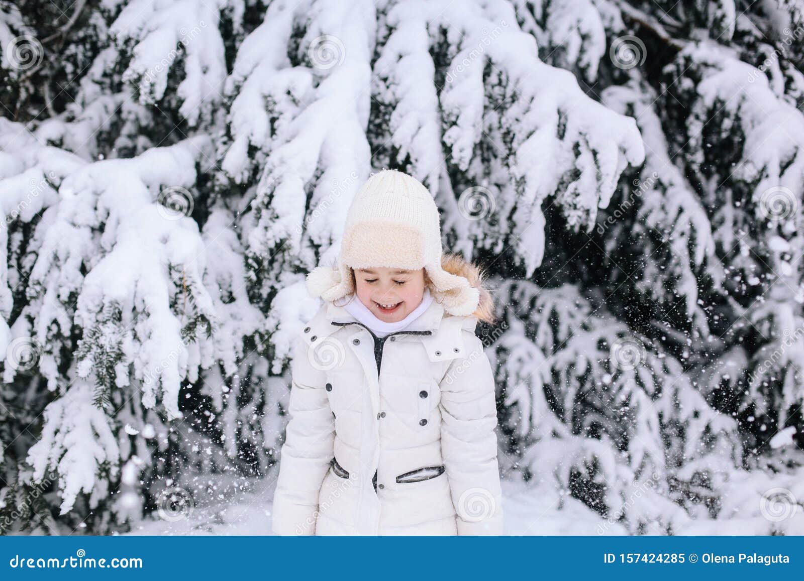 冬天小女孩画像蹒跚学步的孩童在公园玩雪库存图片 图片包括有