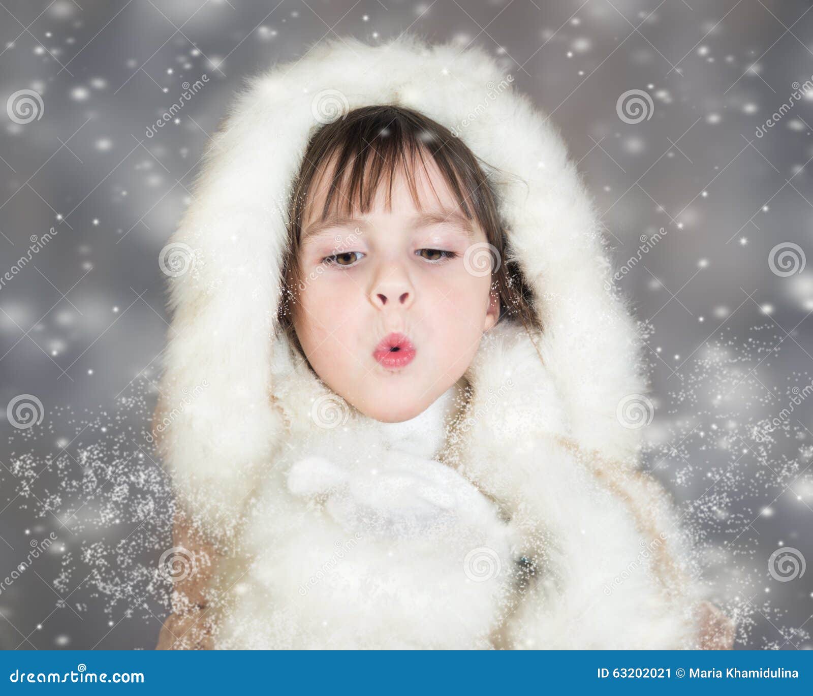 冬天背景的小逗人喜爱的女孩吹雪库存图片 图片包括有 6321