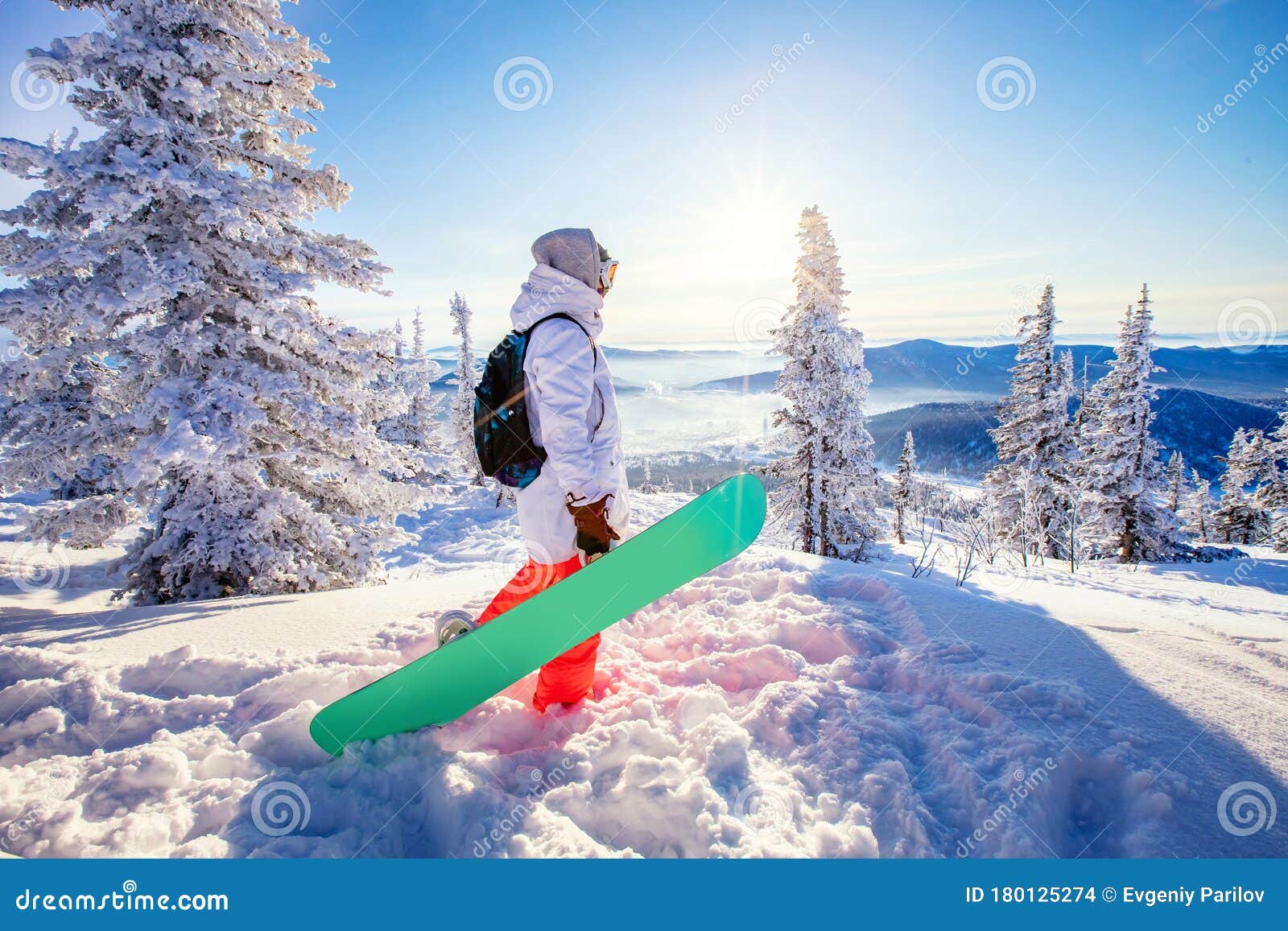 冬季森林和雪地背景 滑雪胜地阳光下 女单板滑雪运动员举着滑雪板冒险概念库存照片 图片包括有休闲 修改 冬季森林和雪地背景 滑雪胜地阳光下 女单板滑雪运动员举着滑雪板冒险概念库存照片 图片包括有休闲 修改