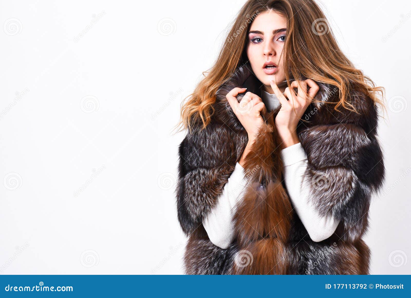 冬季精英豪华服装女性棕毛皮大衣皮草店模特在柔软蓬松的衣领中享受温暖女库存照片 图片包括有购物中心 摆在