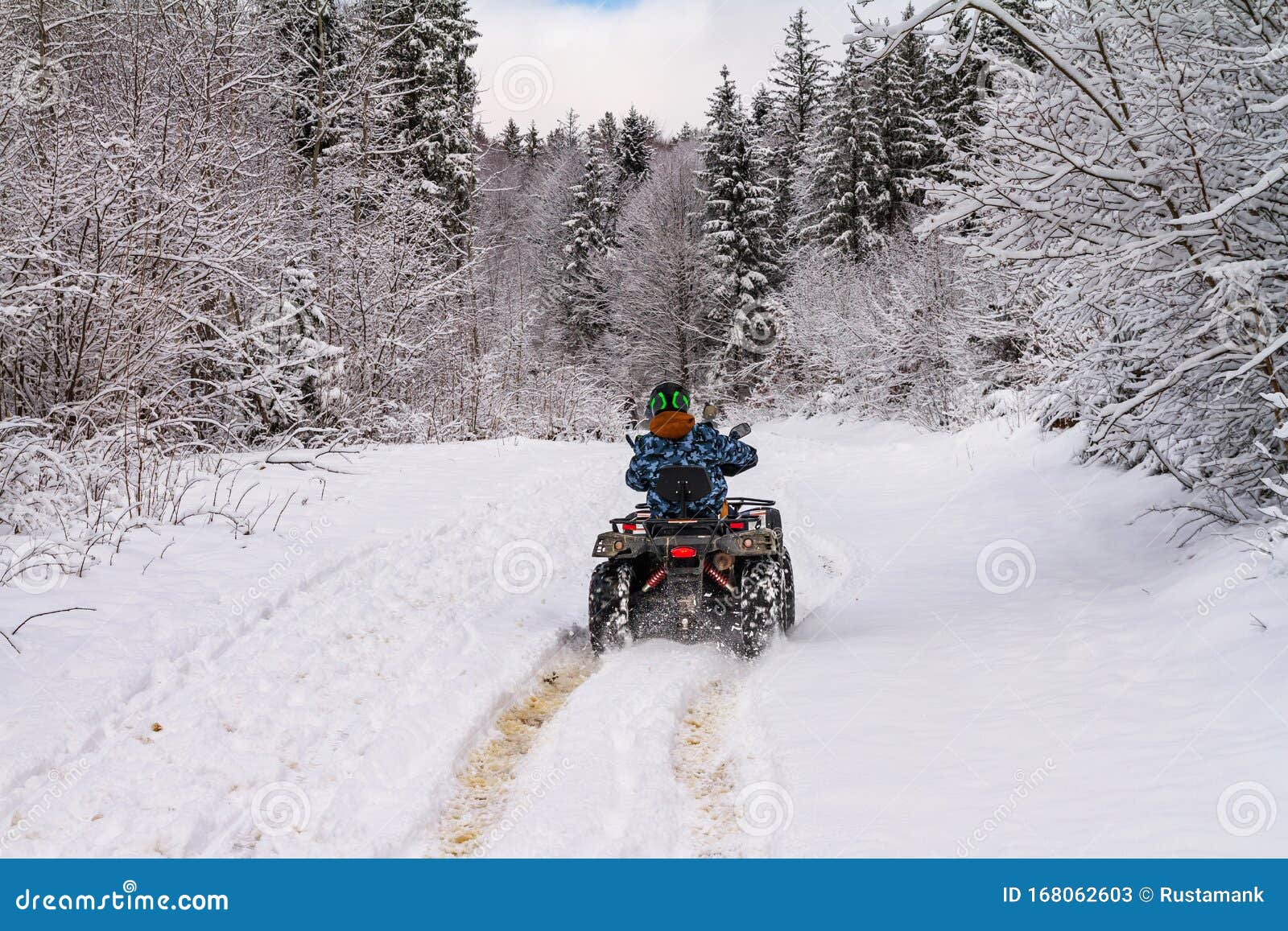 冬季风景 在冬季山林中使用四轮自行车欣赏雪路的景色库存图片 图片包括有在冬季山林中使用四轮自行车欣赏雪路的景色 冬季风景