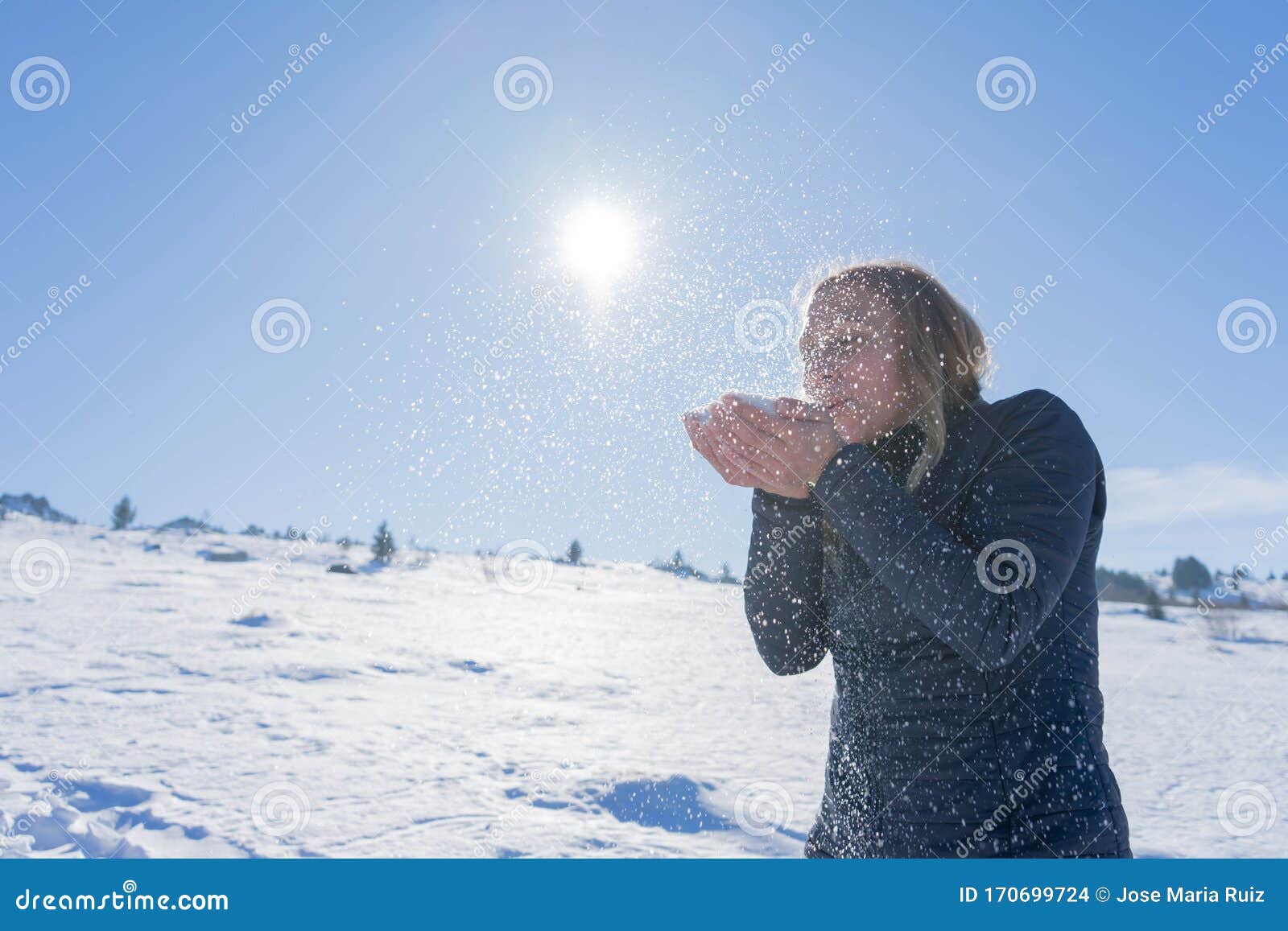 冬日快乐的女人 手上吹雪 山上充满活力库存照片 图片包括有作用 眼睛 雪花 航空 水晶 冬日快乐的女人 手上吹雪 山上充满活力库存照片 图片包括有作用 眼睛 雪花 航空 水晶