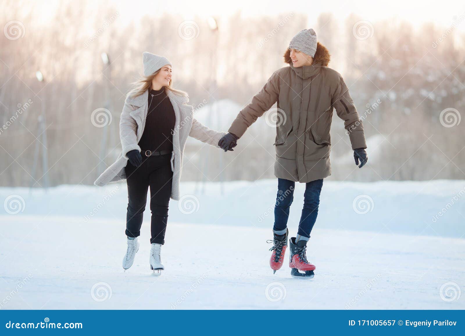 冬日雪地玩滑冰的情侣库存图片 图片包括有围巾 柏油的 女孩 业余爱好 滑冰 朋友 乐趣
