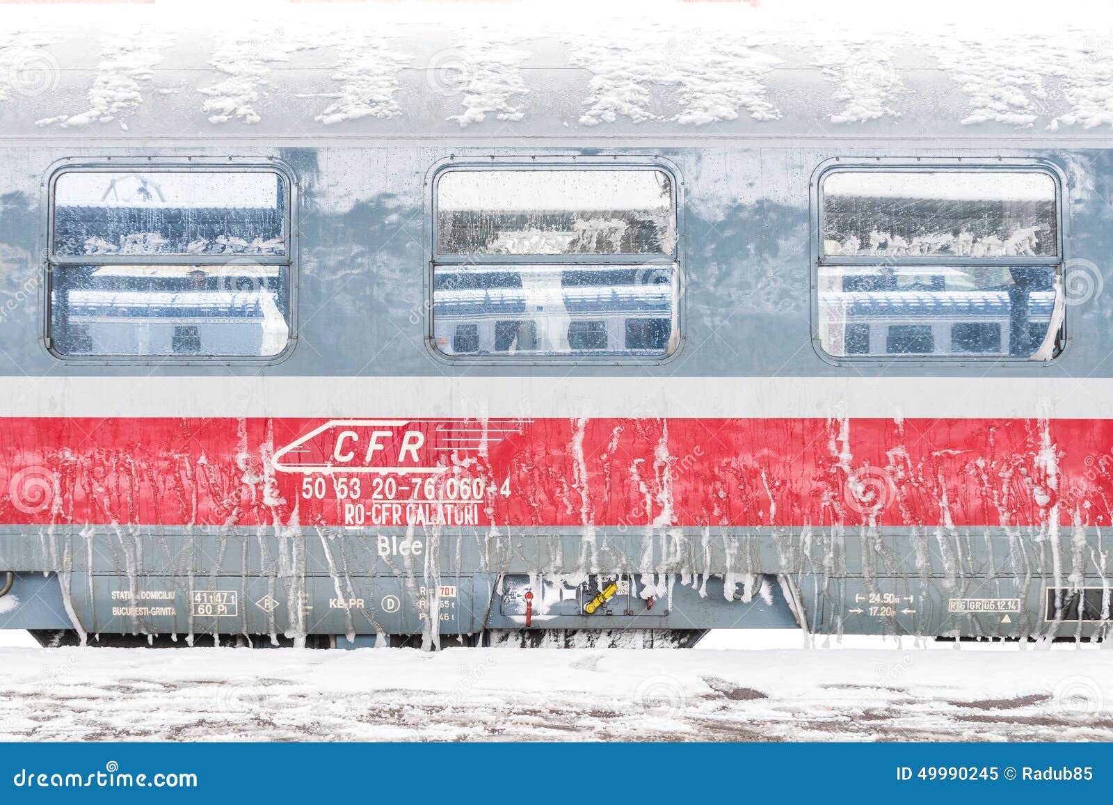 冰在大雪期间的结冰的火车编辑类图片 图片包括有到达 地铁 城市