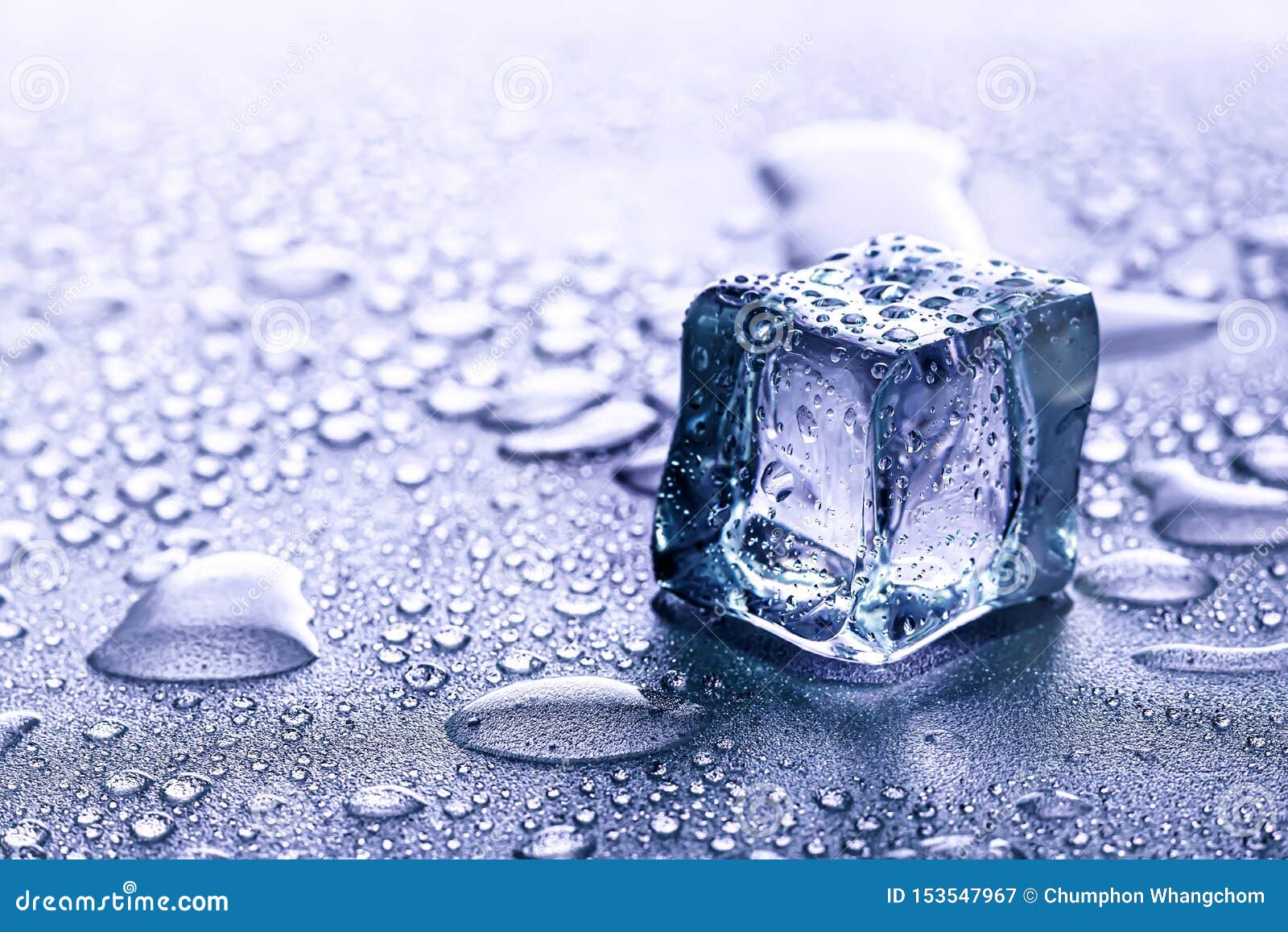 冰块和水融解在凉快的背景与冷的饮料或饮料的冰块库存图片 图片包括有概念 背包徒步旅行者 金字塔