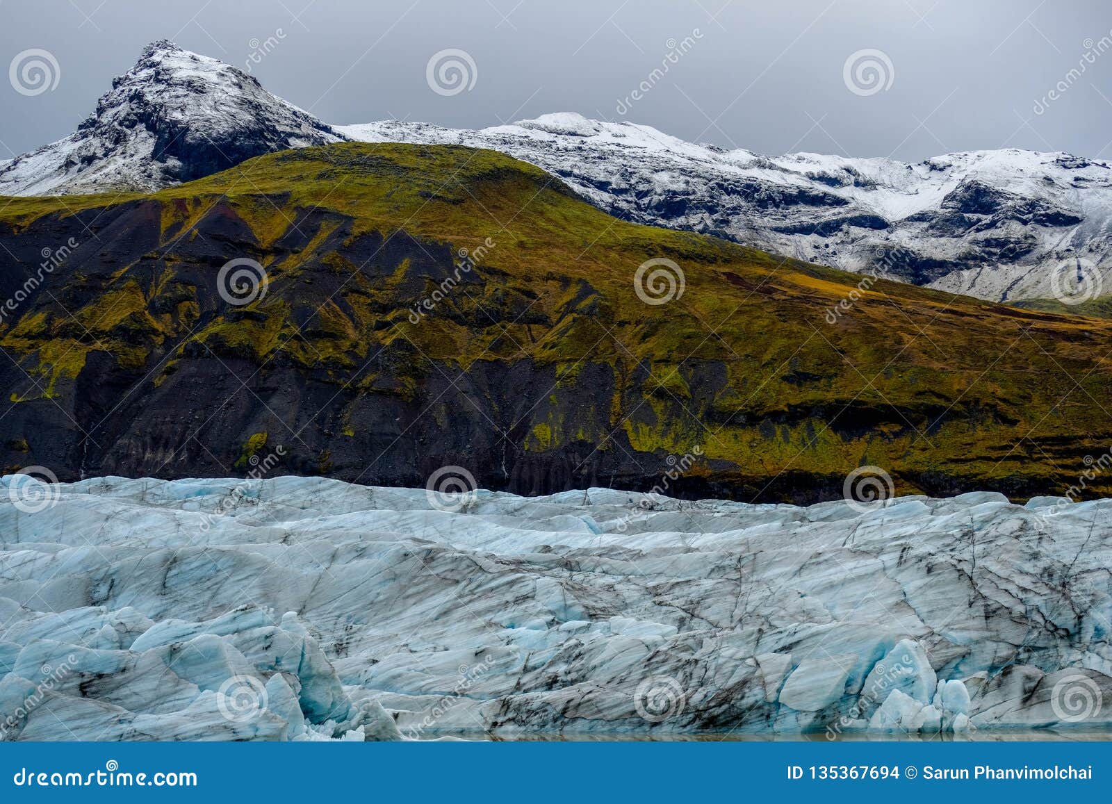 冰山有雪山背景库存照片 图片包括有现代 在前 设计 自然 冰山 浮动 盖帽 蓝色 冰山有雪山背景库存照片 图片包括有现代 在前 设计 自然 冰山 浮动 盖帽 蓝色