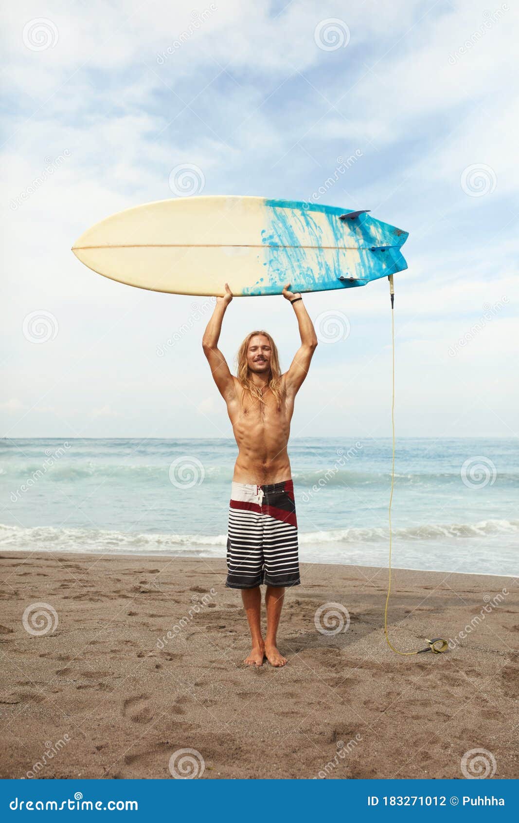 冲浪帅帅的冲浪者将白色冲浪板保持在头部上方沙滩画像上的笑人库存照片 图片包括有藏品 男性