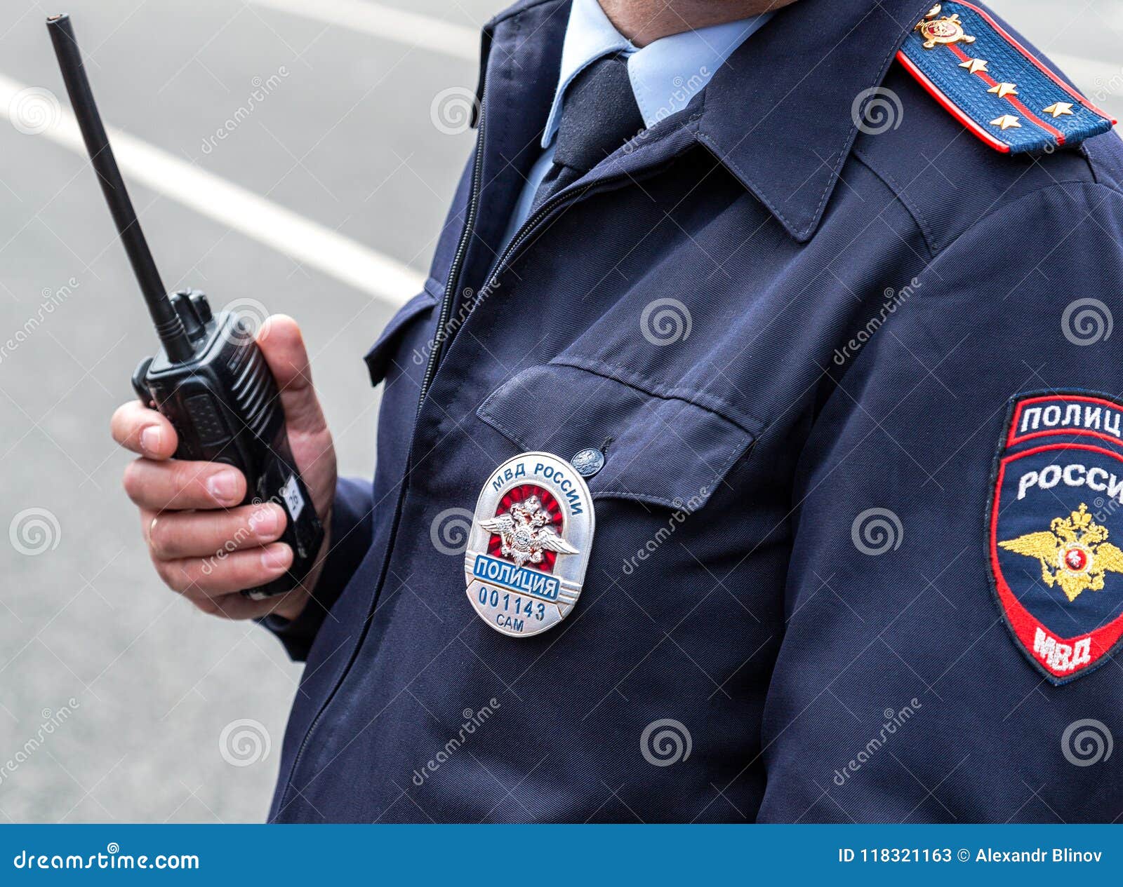 制服的俄国警察有徽章和V形臂章的编辑类
