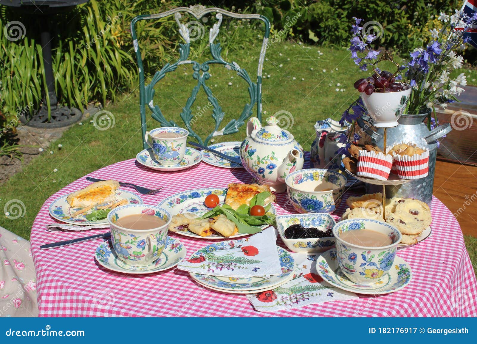 前花园下午茶桌图库摄影片 图片包括有视图 餐巾 茶碟 前面 烤饼 庆祝 蛋糕 桌布