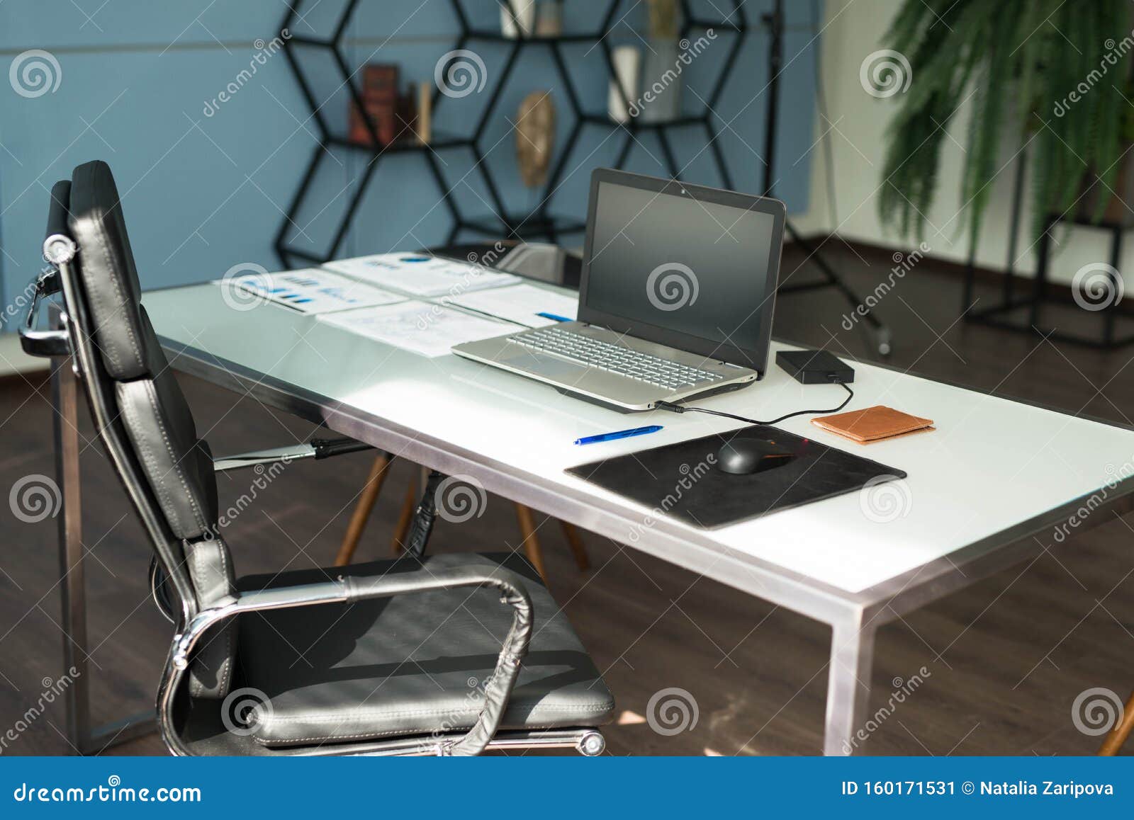 办公室室内设计 窗前有办公椅和办公桌带笔记本电脑的工作场所库存图片 图片包括有前面 关键董事会