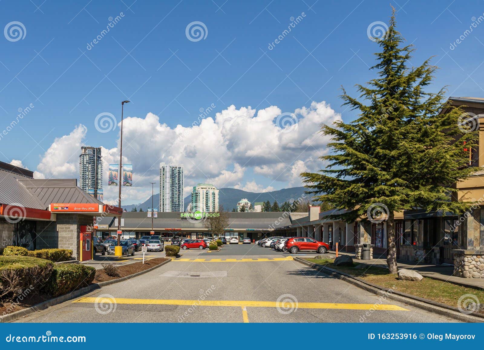加拿大高贵林市 19年3月31日 市中心拥有商店银行和停车场的购物中心编辑类照片 图片包括有出售 人们