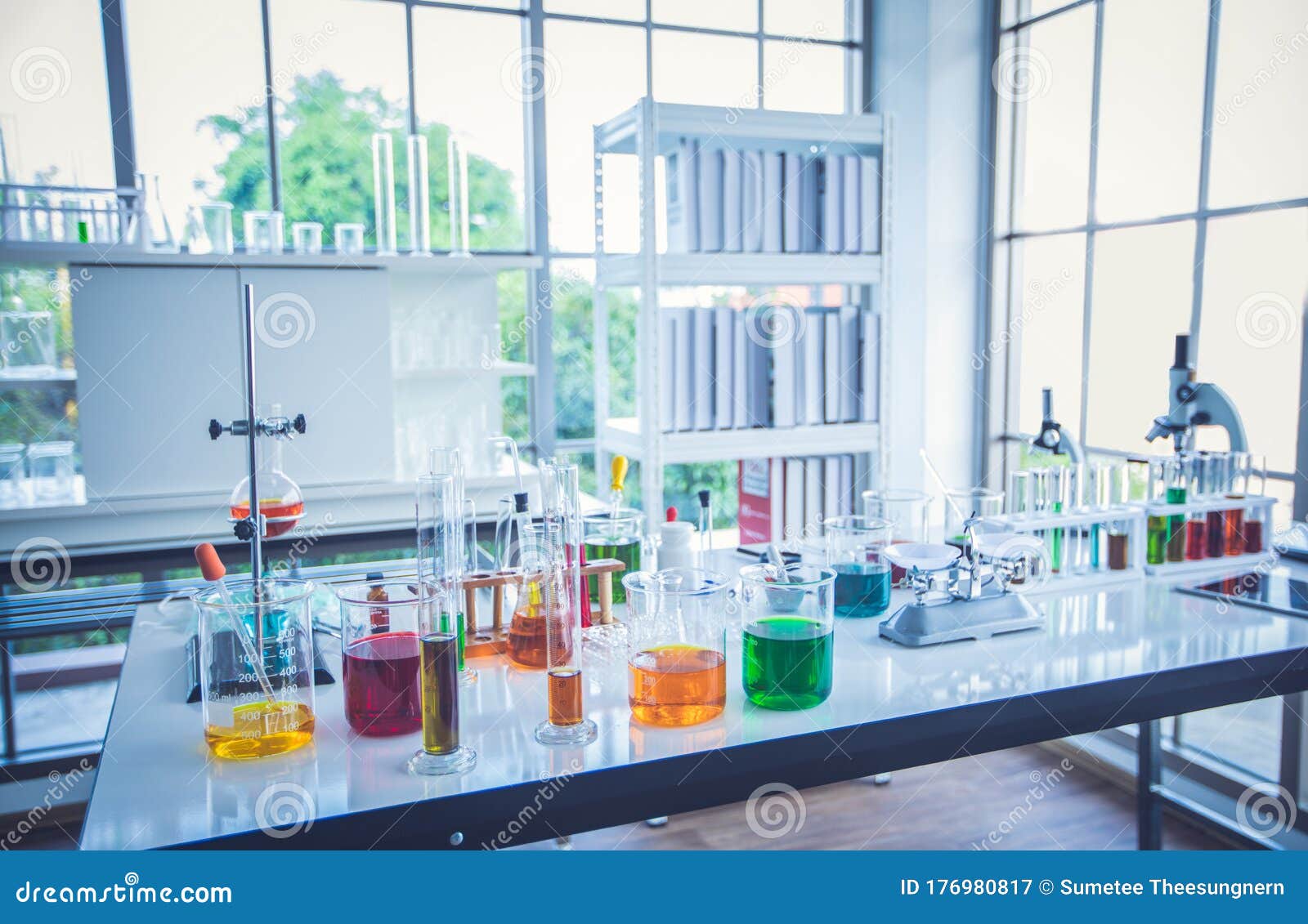 医学或化学实验室背景没有人的实验室概念库存图片 图片包括有燃料 磁道 切片检查法 医学 医学或化学实验室背景没有人的实验室概念库存图片 图片包括有燃料 磁道 切片检查法 医学