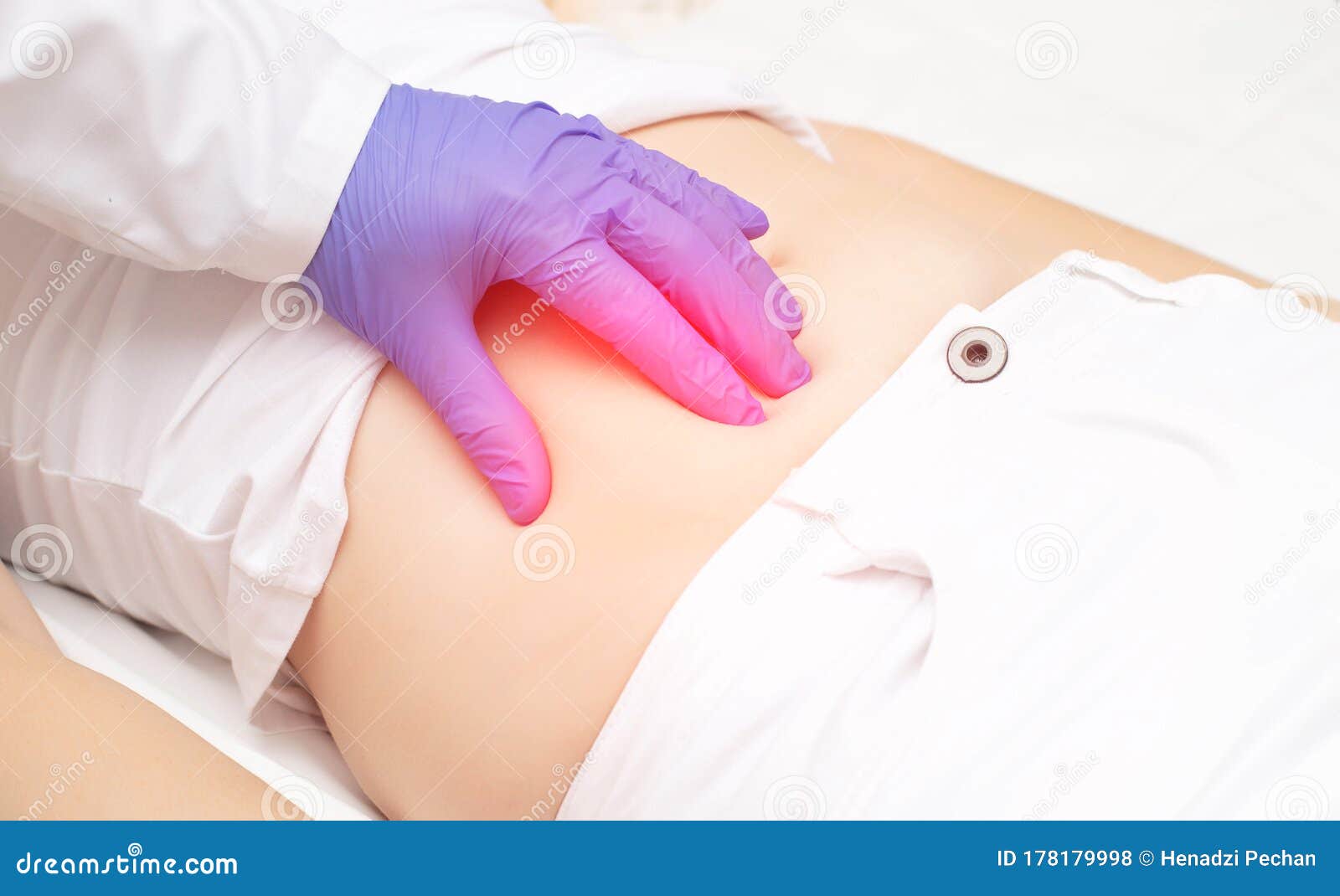 医生检查女病人的胃是否有阑尾炎腹痛的概念库存照片 图片包括有背包 腹部 正横 区域 军医