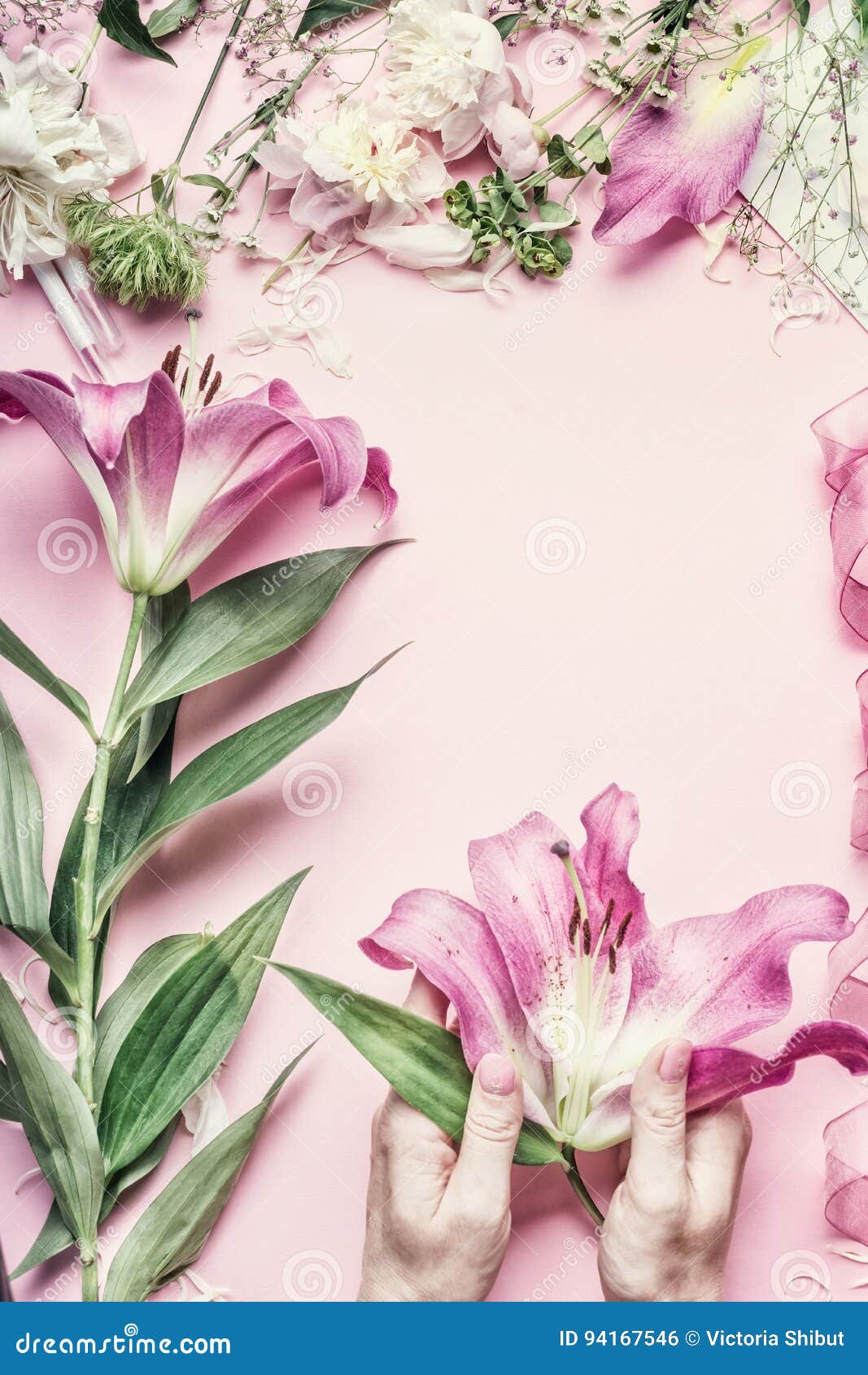 卖花人工作区拿着美丽的桃红色百合的女性手在淡色桌上开花用卖花人装饰设备 顶视图 库存照片 图片包括有 卖花人工作区拿着美丽的桃红色百合的女性手在淡色桌上开花用卖花人装饰设备 顶视图 库存照片 图片包括有