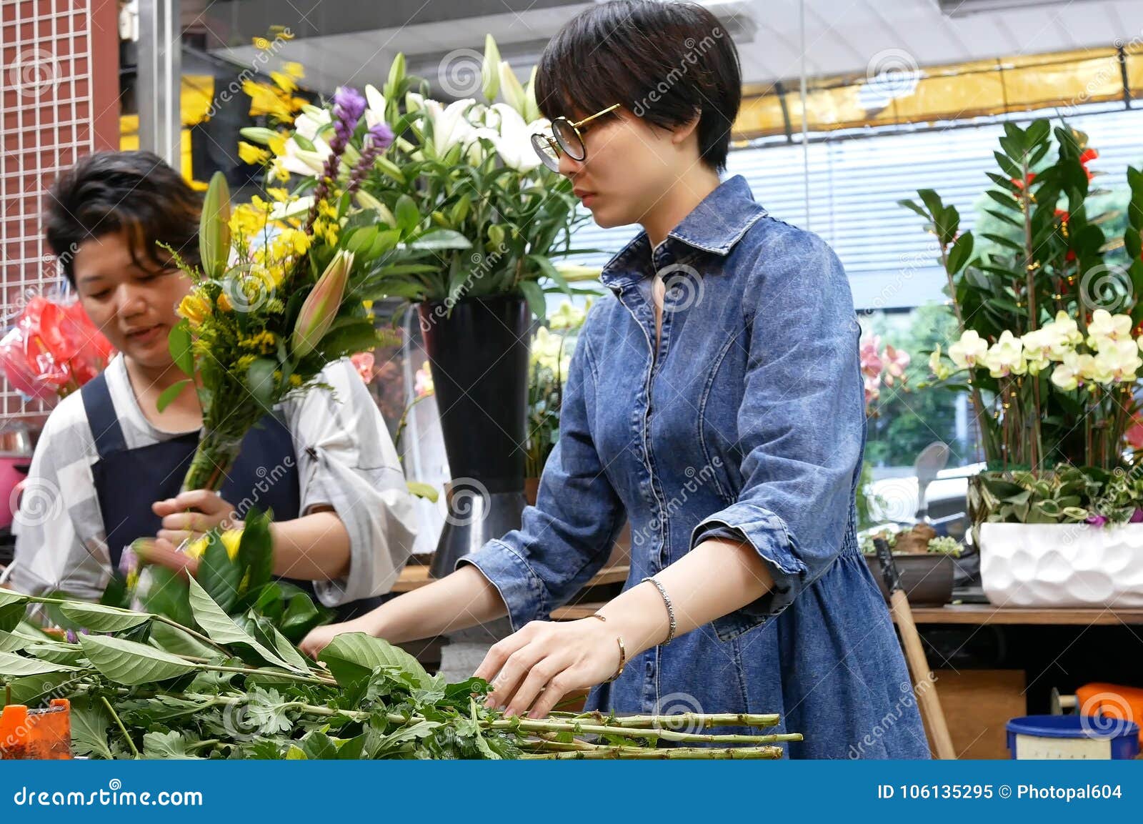 卖花人的行动花花束为顾客做准备在台北台湾编辑类图片 图片包括有