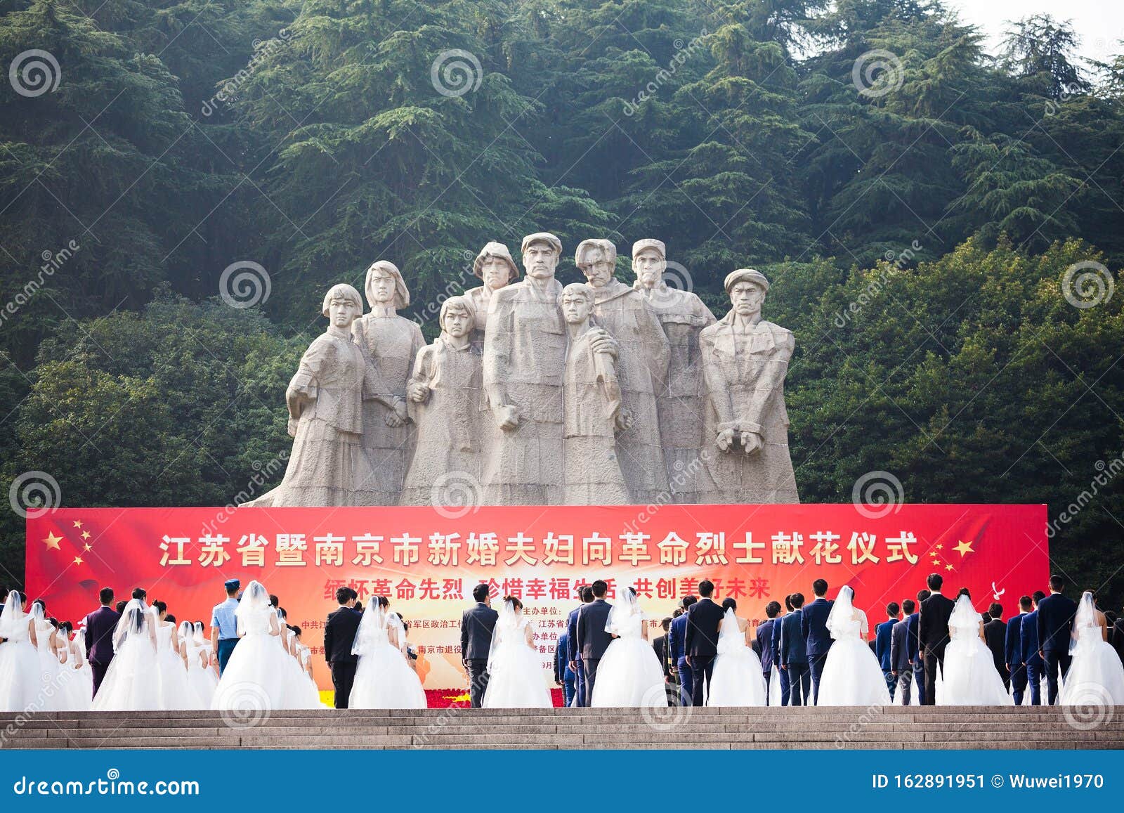 南京雨花台烈士陵园编辑类照片 图片包括有平民 暂挂 受害者 战士 纪念碑 荣誉称号 战争