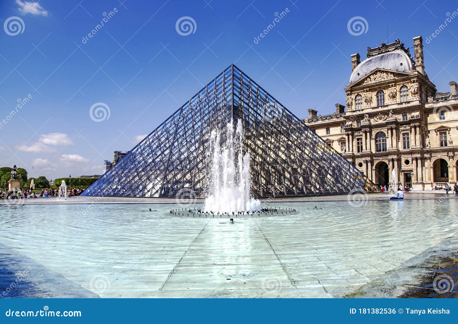 卢浮宫玻璃金字塔背景的喷泉编辑类照片 图片包括有卢浮宫玻璃金字塔背景的喷泉
