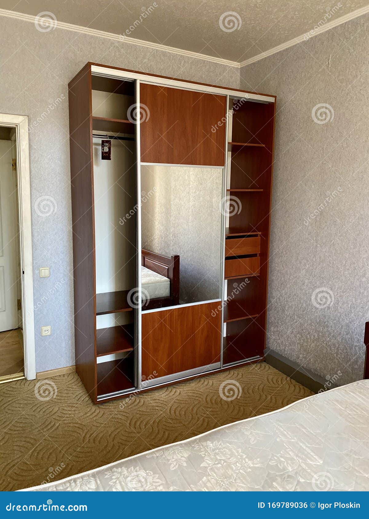 卧室里有一面镜子的木制衣柜库存照片 图片包括有新建 任何地方 灰色 内部 混淆 枕头
