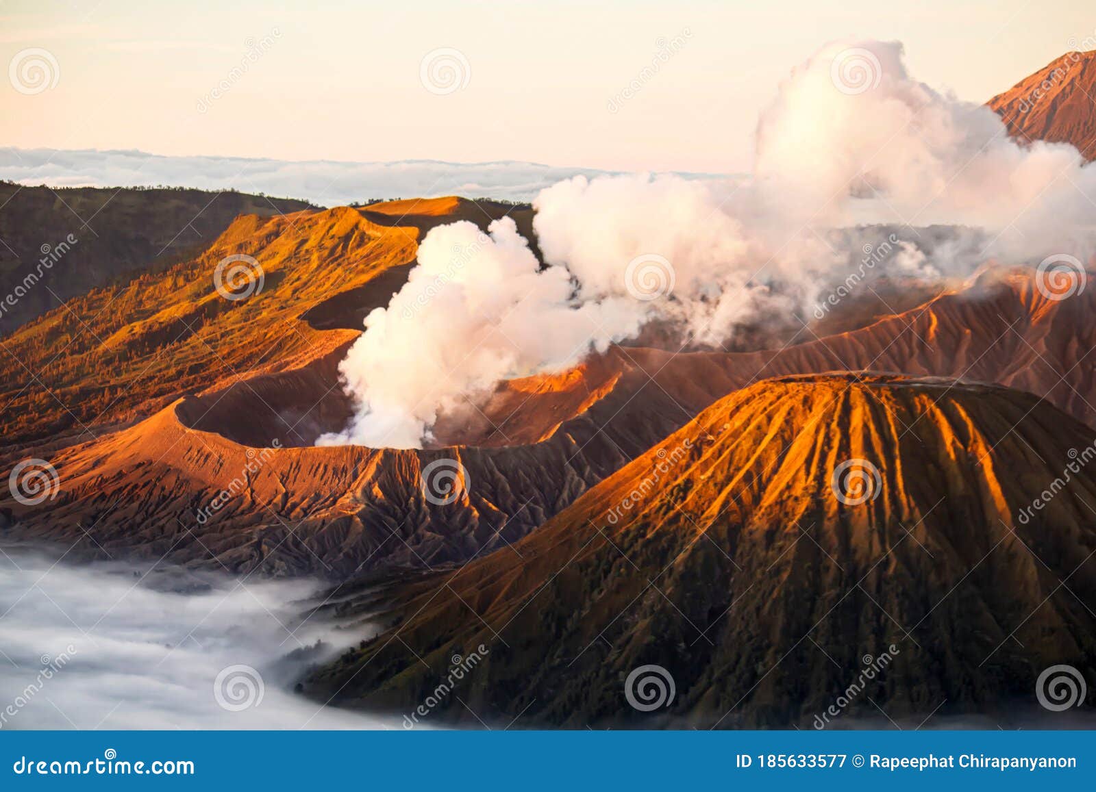 印尼溴代国家火山火山喷发微光日出背景和晨雾景观的烟雾库存图片 图片包括有火山口 喷发 东部 印尼溴代国家火山火山喷发微光日出背景和晨雾景观的烟雾库存图片 图片包括有火山口 喷发 东部
