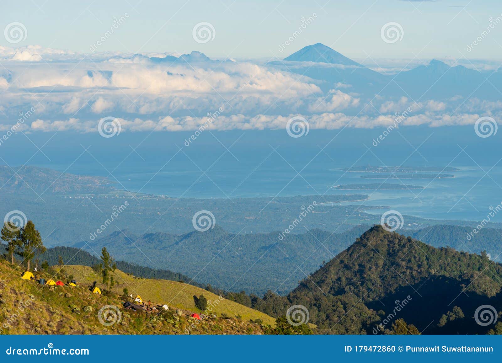 印尼龙目岛阿贡山背景林贾尼火山登山路的森巴伦营地库存照片 图片包括有印尼龙目岛阿贡山背景林贾尼火山登山路的森巴伦营地