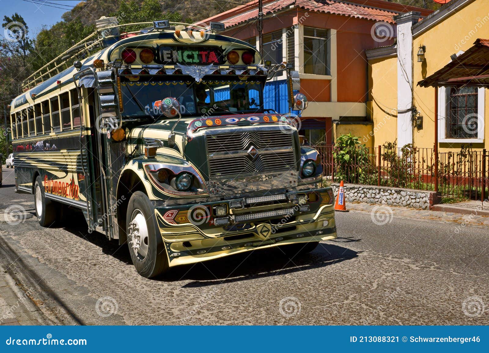 危地马拉 危地马拉高地上色彩缤纷的鸡巴车编辑类照片 图片包括有公共 旅游业 危地马拉 业务量