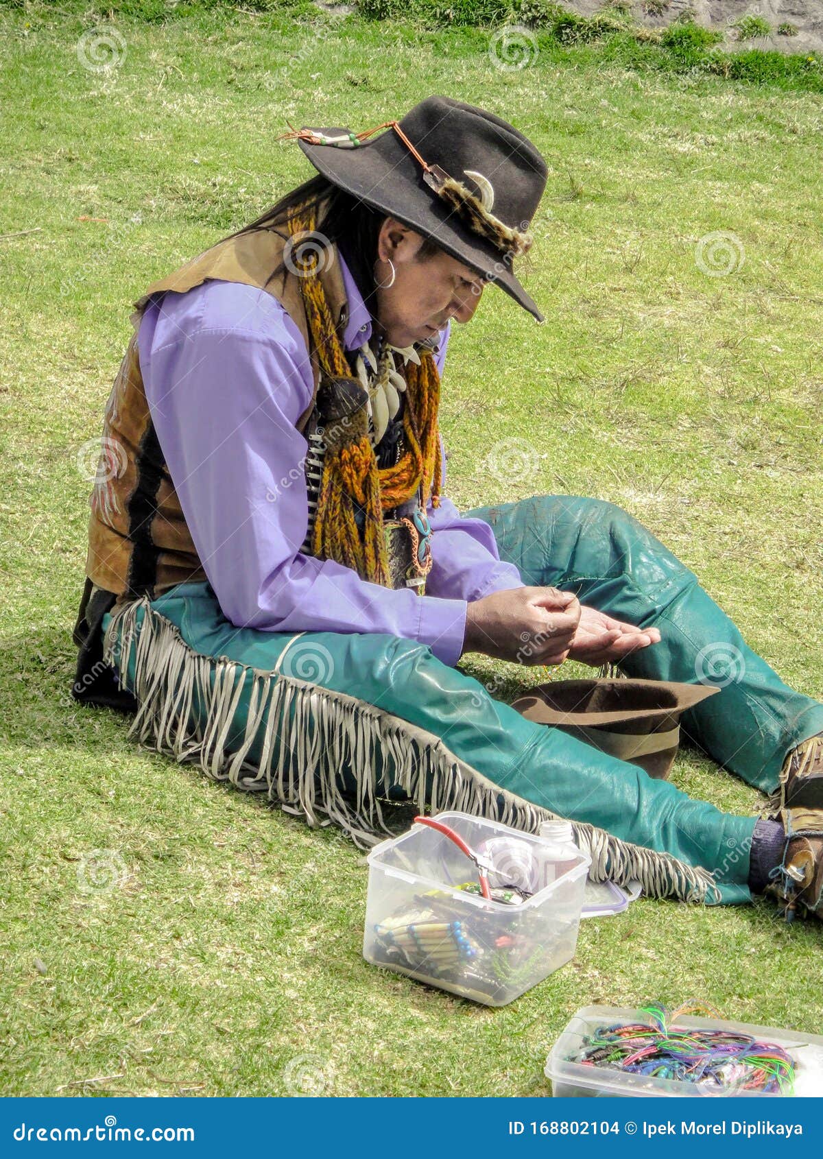 厄瓜多尔男子传统服装制作工艺品编辑类库存图片 图片包括有服装 工艺品 拉丁语 成人 厄瓜多尔人