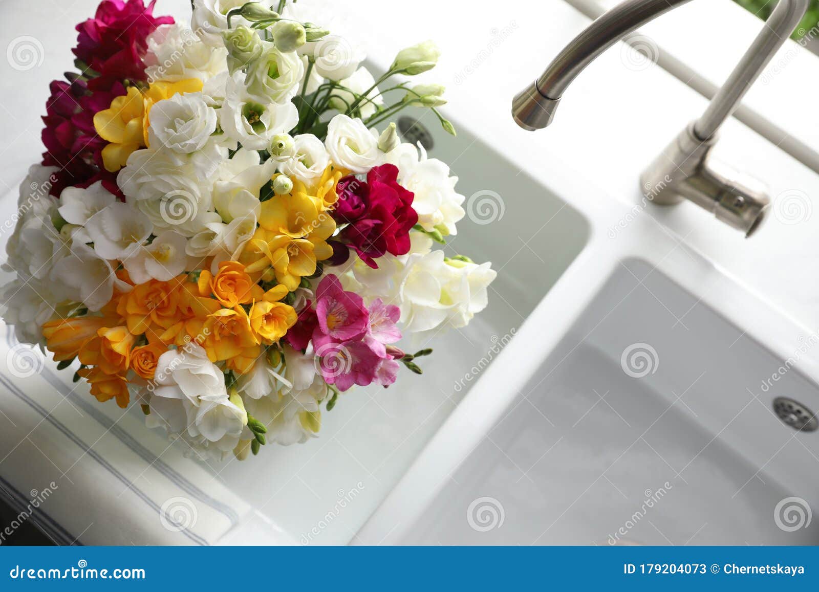 厨房水槽内鲜花美花库存图片 图片包括有许多 颜色 五颜六色 照亮 复活节 节假日 背包